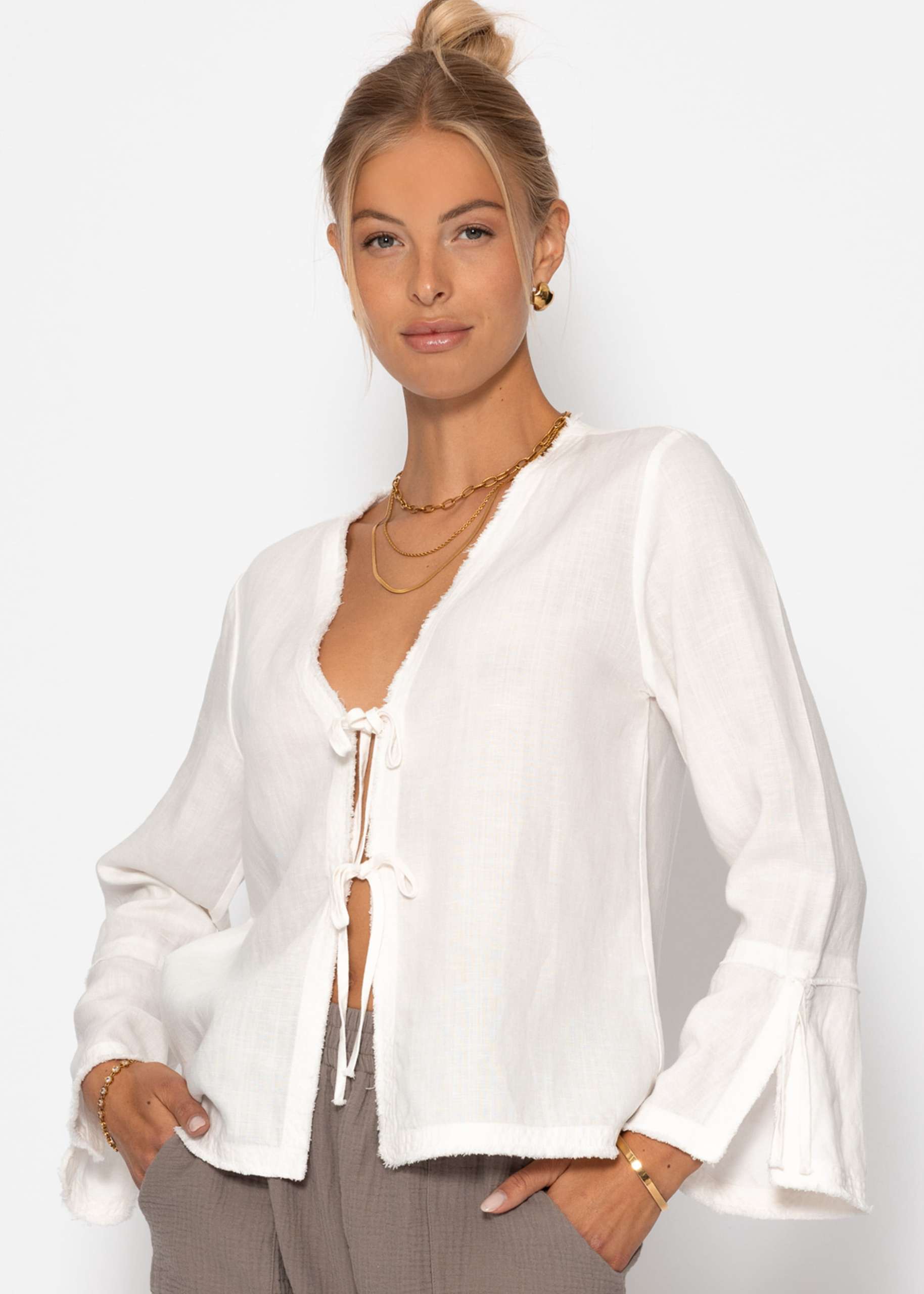 Linen blouse with trumpet sleeves and bow fastening - white