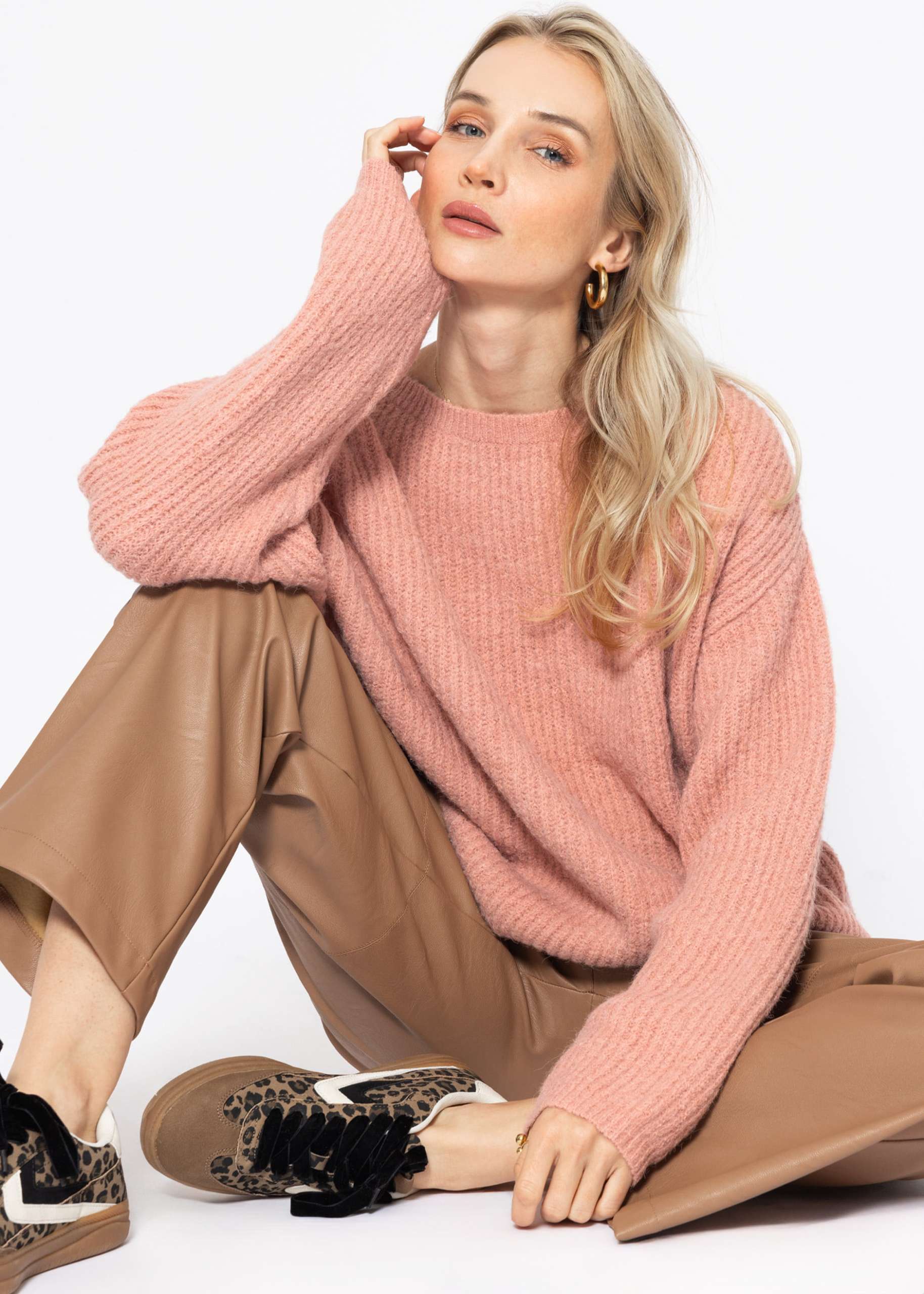 Ribbed jumper with round neckline - dusky pink