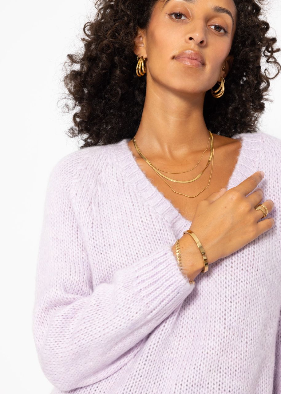 Classic knitted jumper with V-neck and trim - lilac