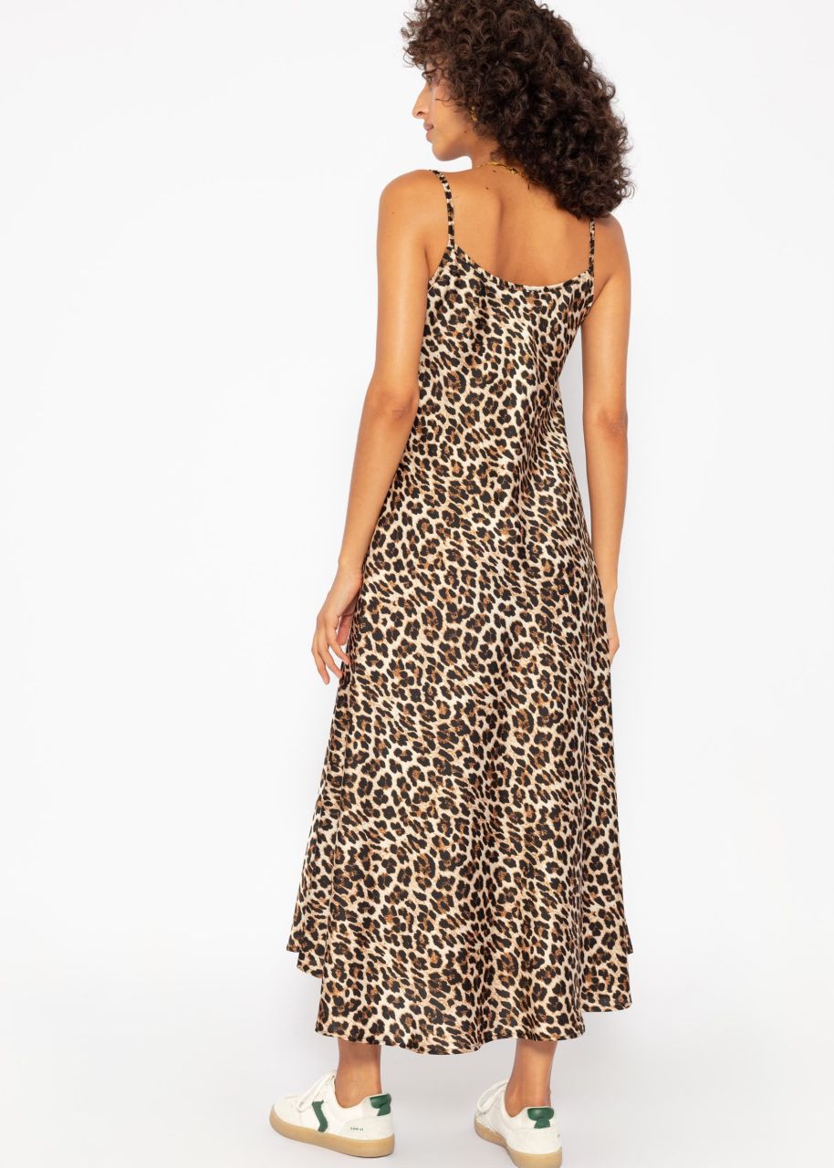 Satin dress in leo print - brown