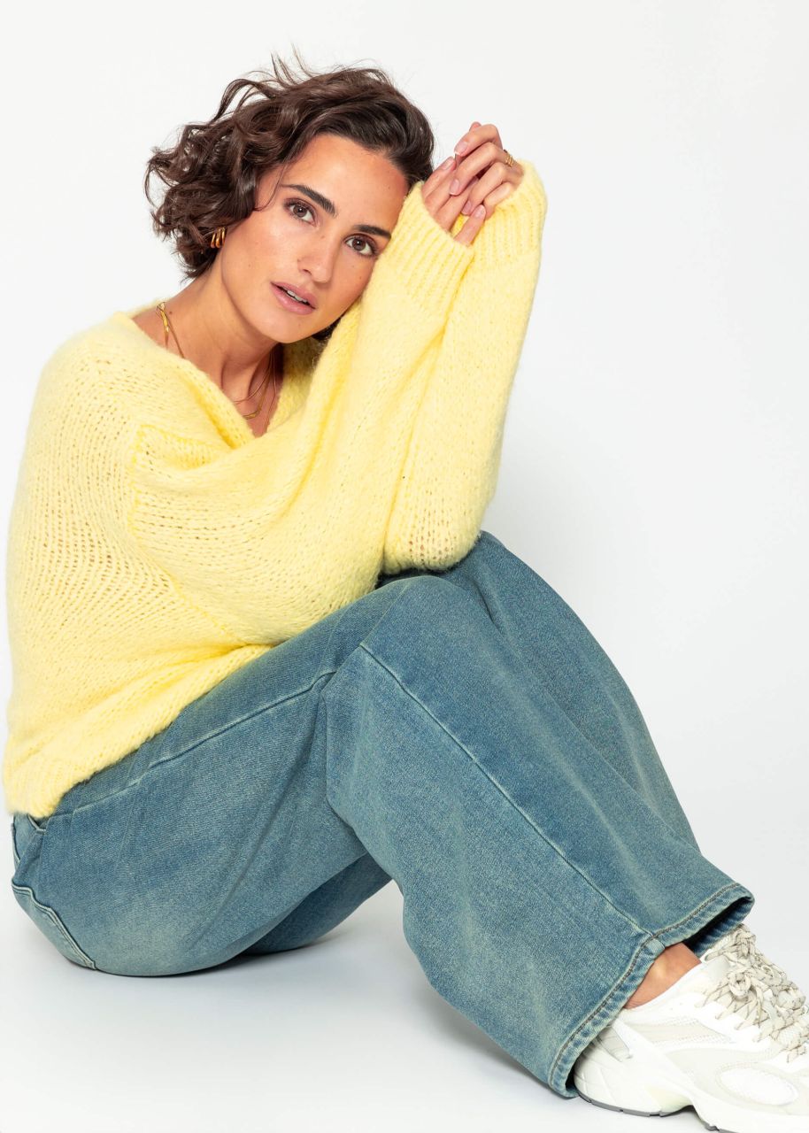 Oversized sweater with V-neck - yellow