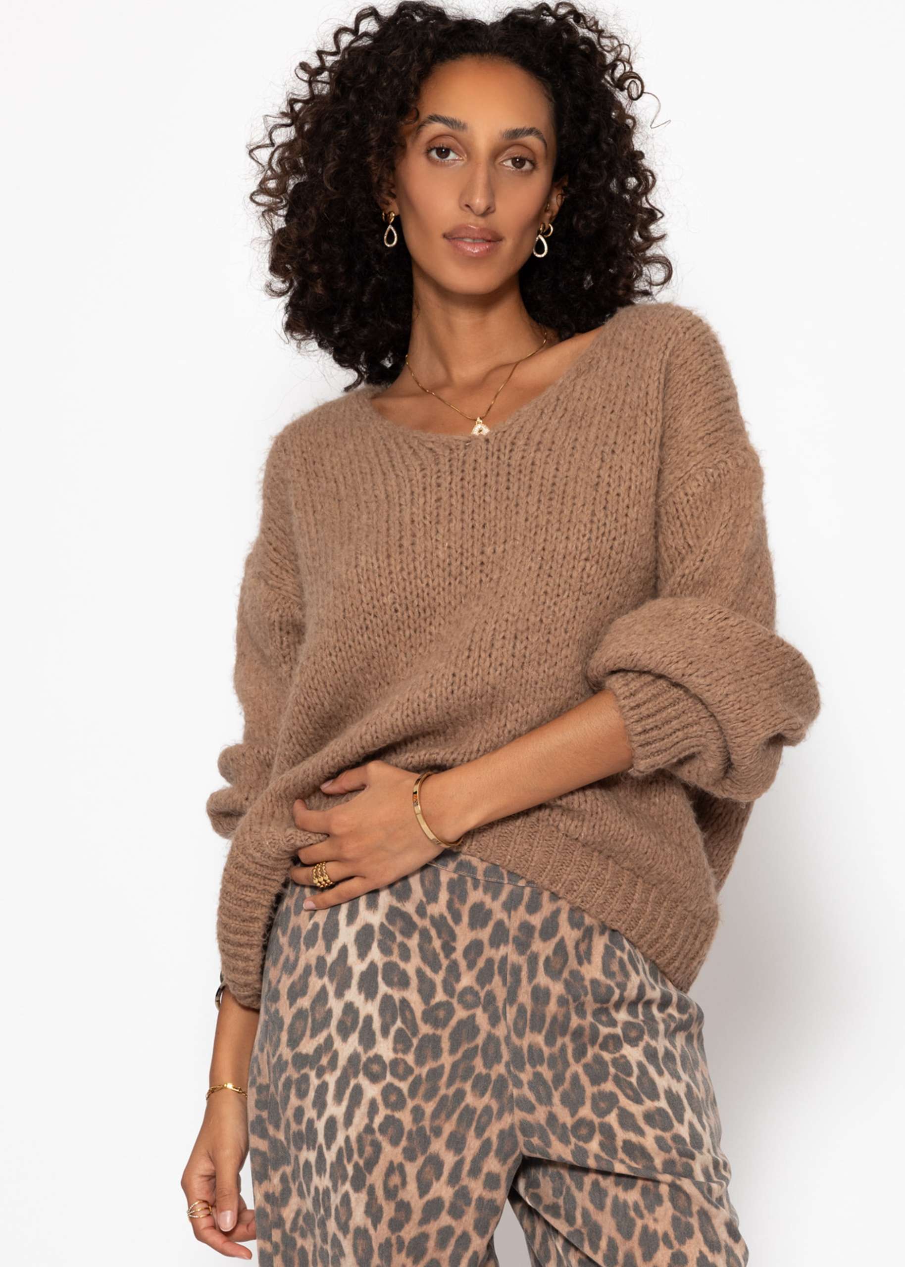 Oversized sweater with V-neck - light brown
