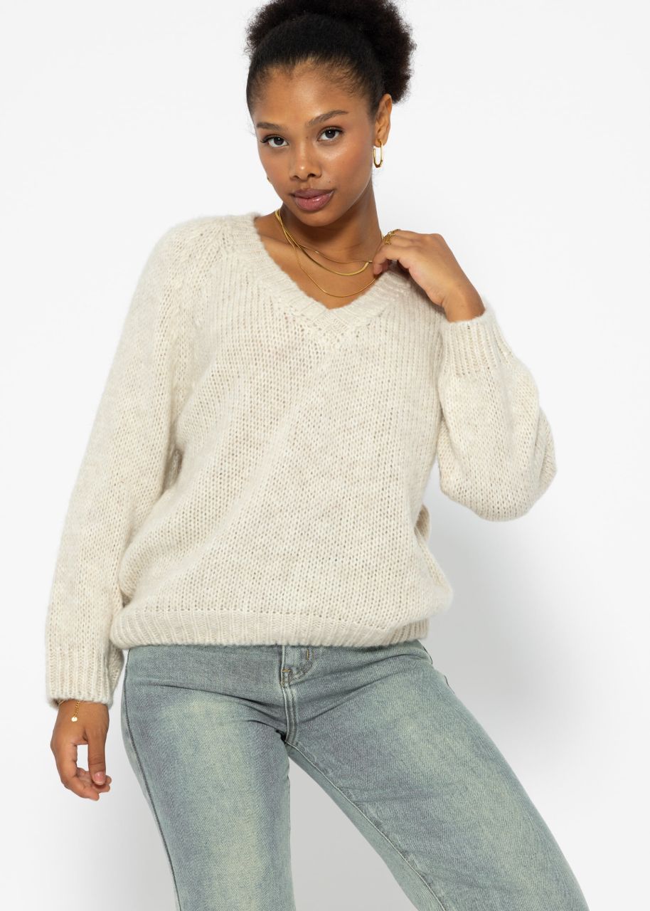 Classic knitted jumper with V-neck and trim - beige