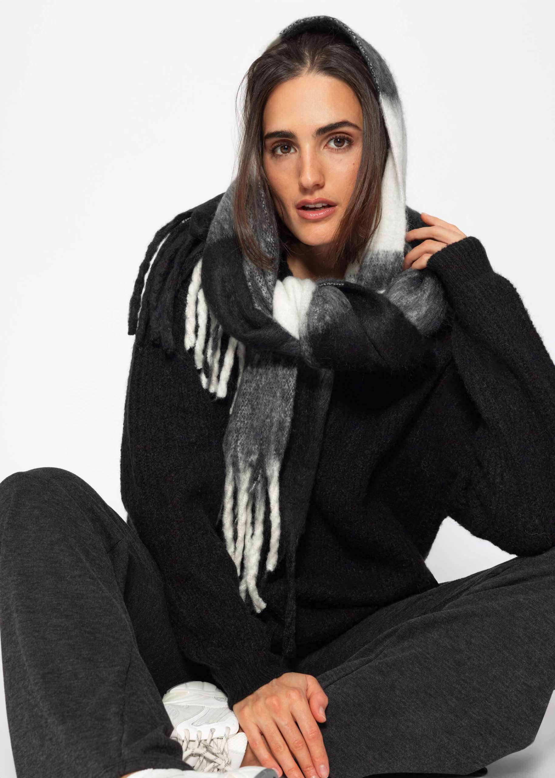 Checked fluffy scarf - black-white-grey