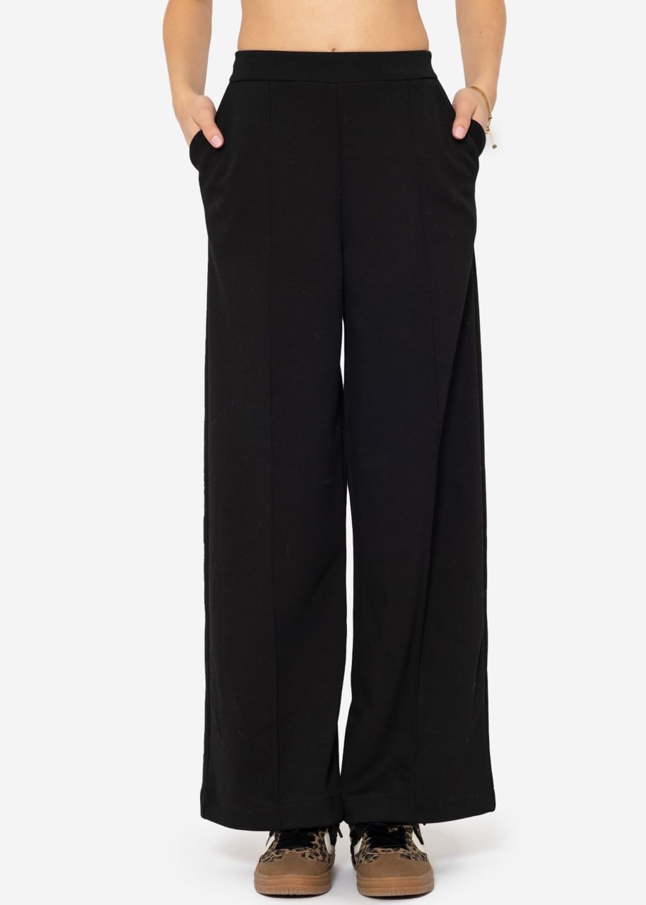 Soft, wide jogging trousers with piping - black