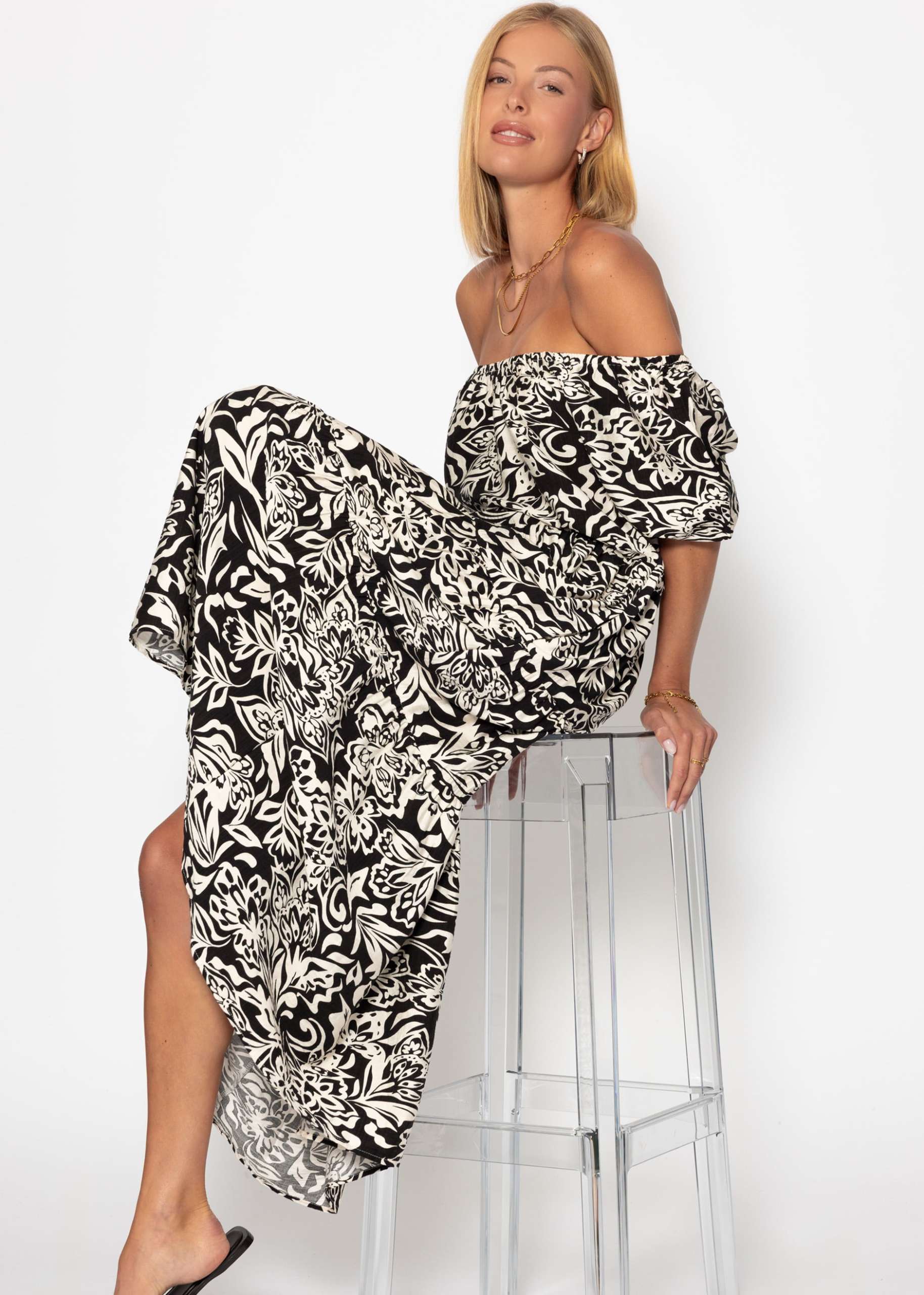 Maxi dress with floral print - black