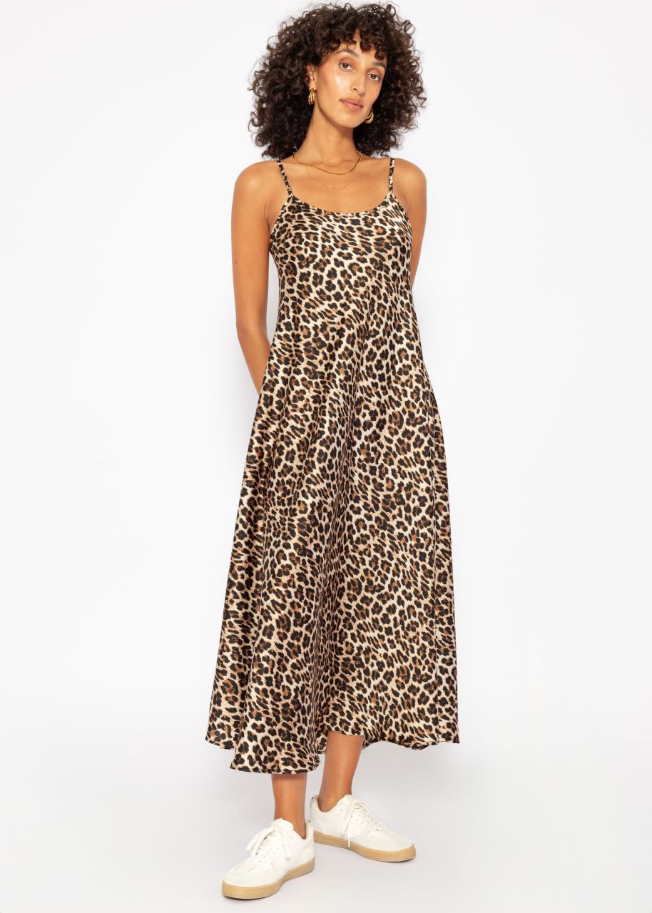 Satin dress in leo print - brown