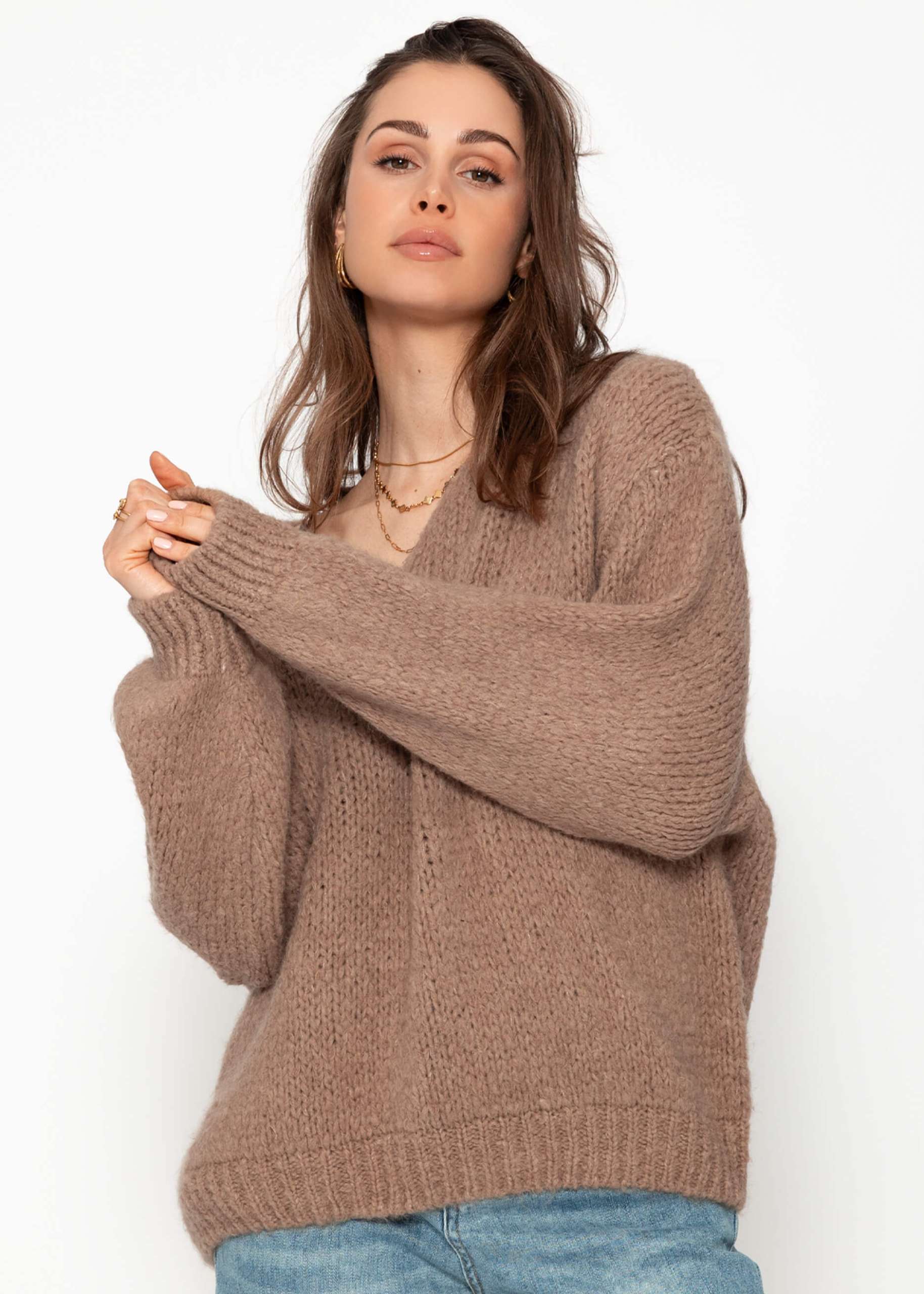 Oversized sweater with V-neck - camel