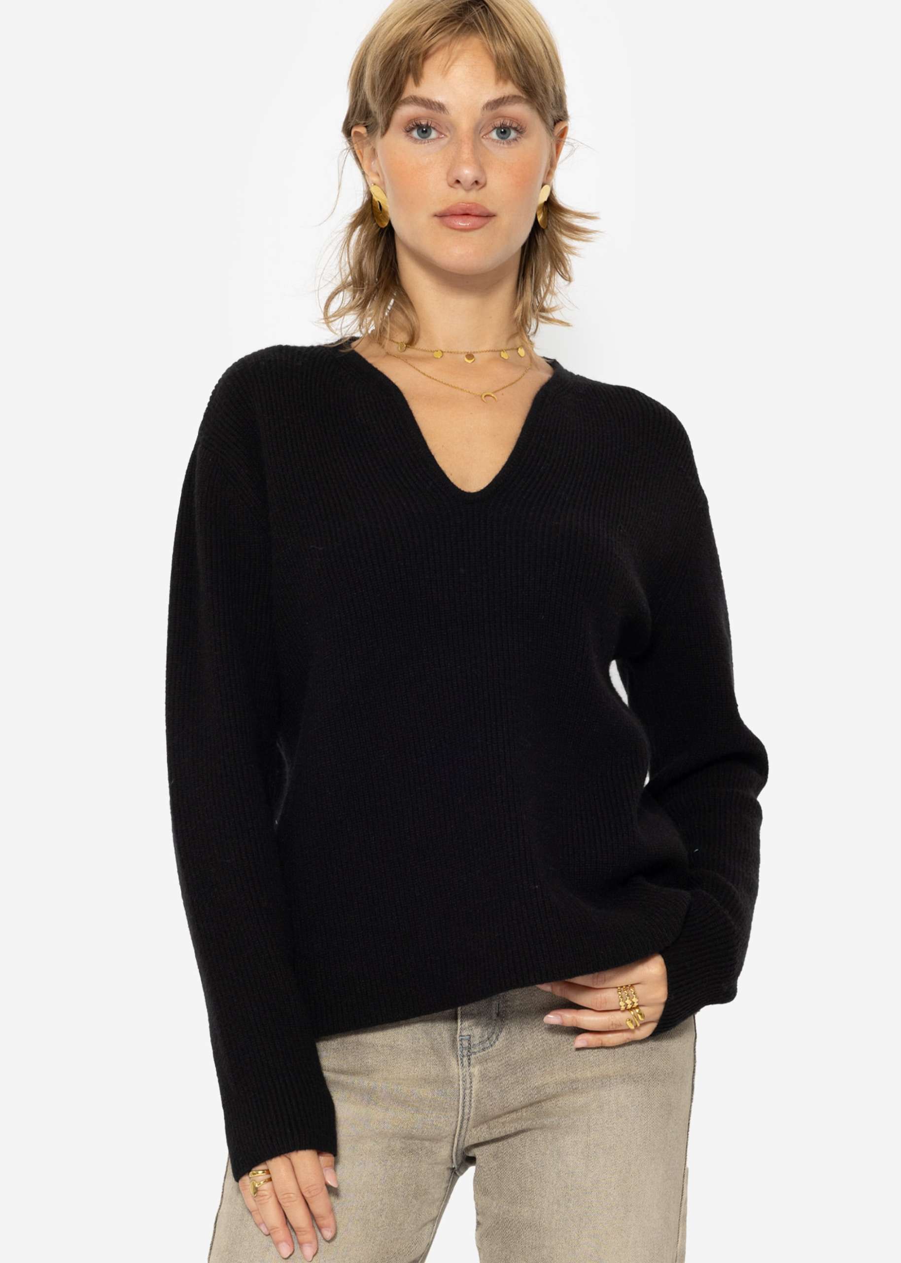 Jumper with accentuated V-neck - black