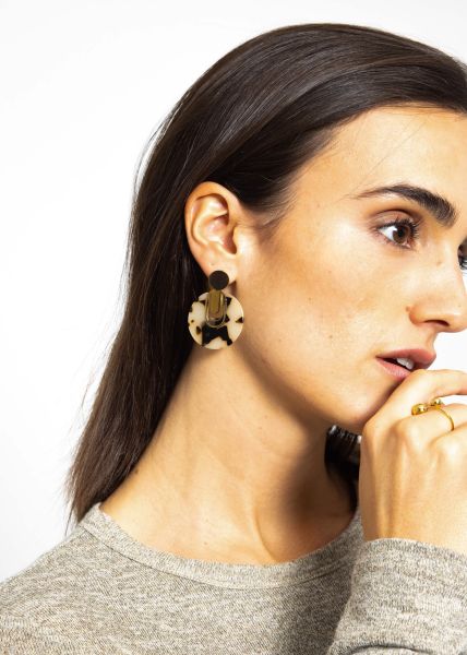 Stud earrings with round tortoiseshell pendant - gold