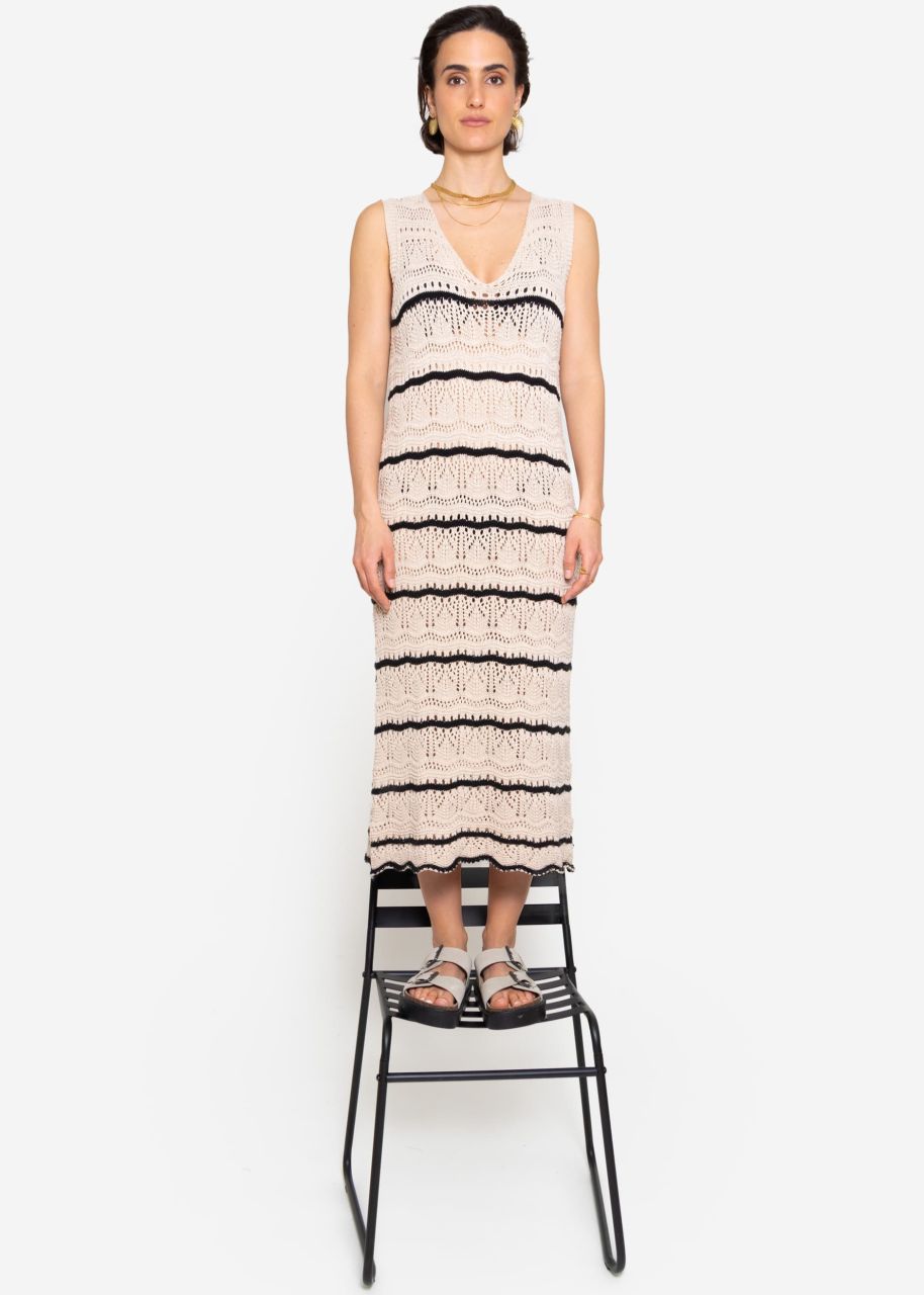 Sleeveless knitted dress with textured pattern - beige-black