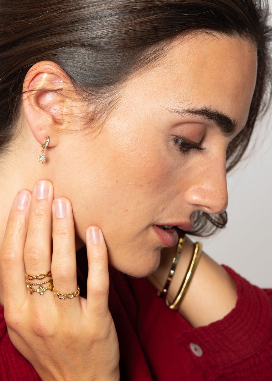 Sparkling mini hoop earrings with star pendant - gold