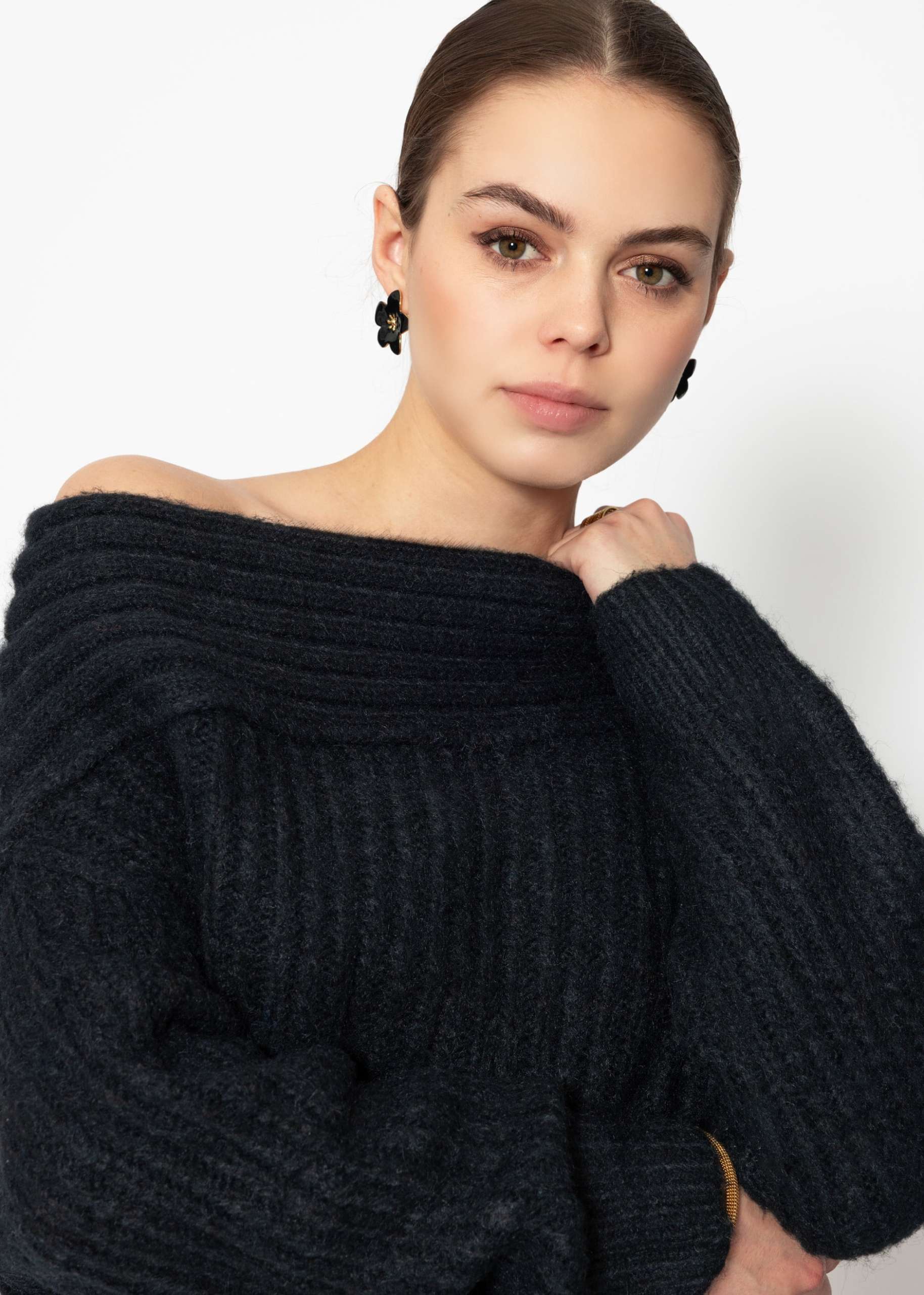 Off-Shoulder knitted jumper, black