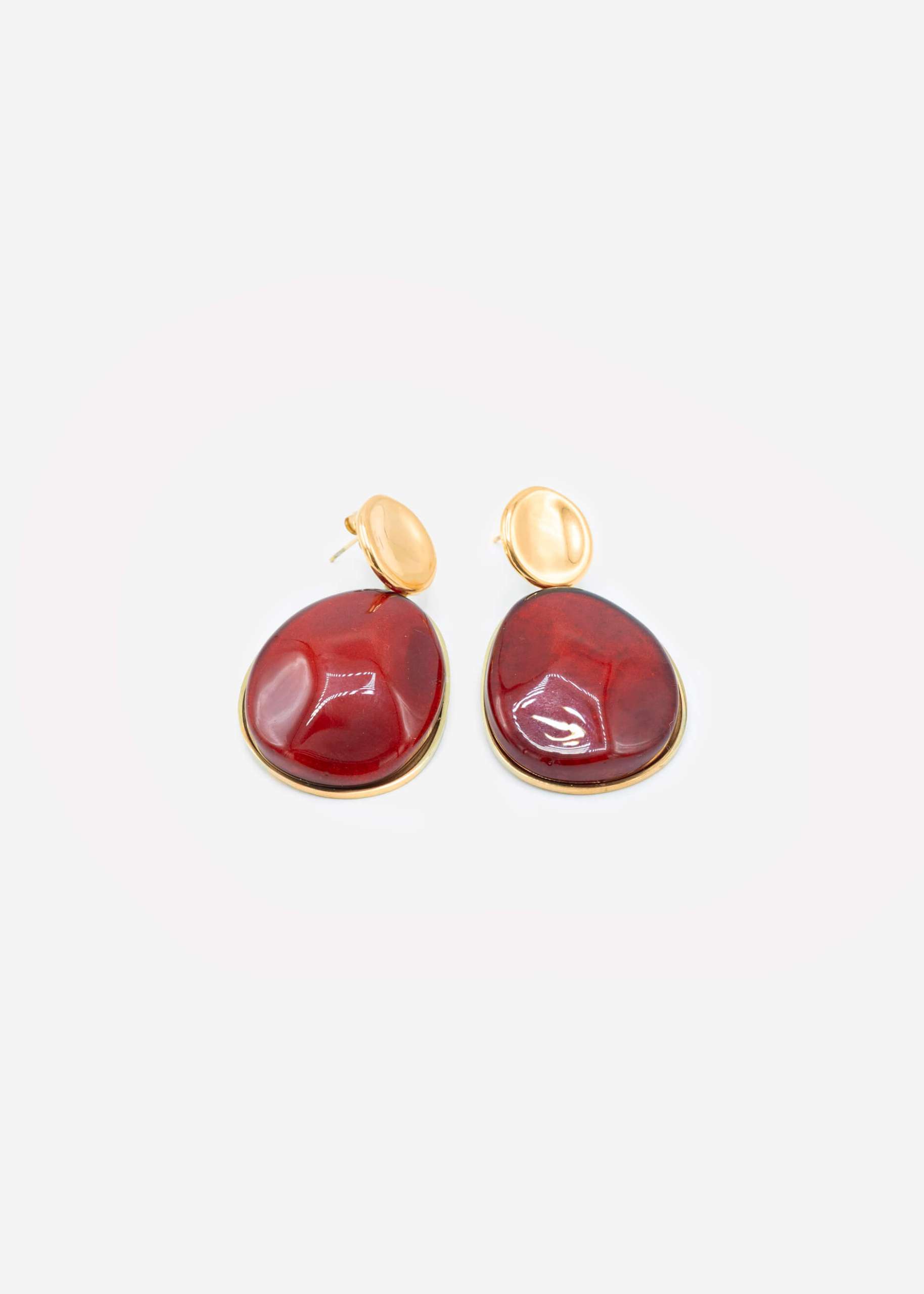 Stud earrings with oval red pendant - gold