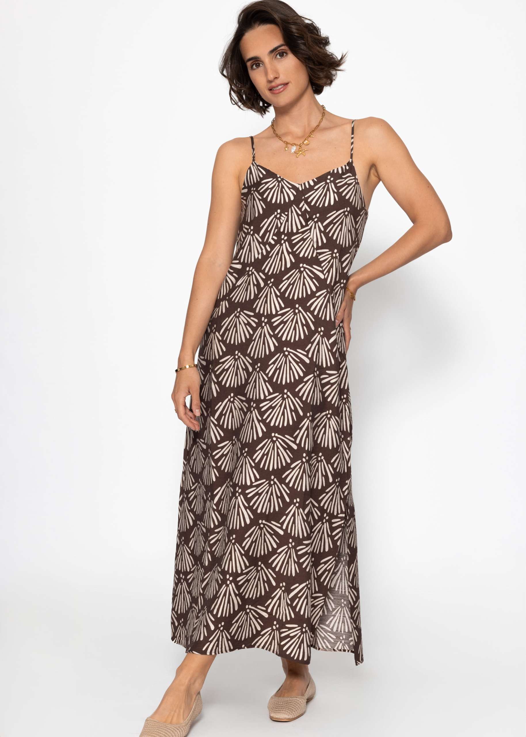 Maxi dress with V-neckline and shell print - brown
