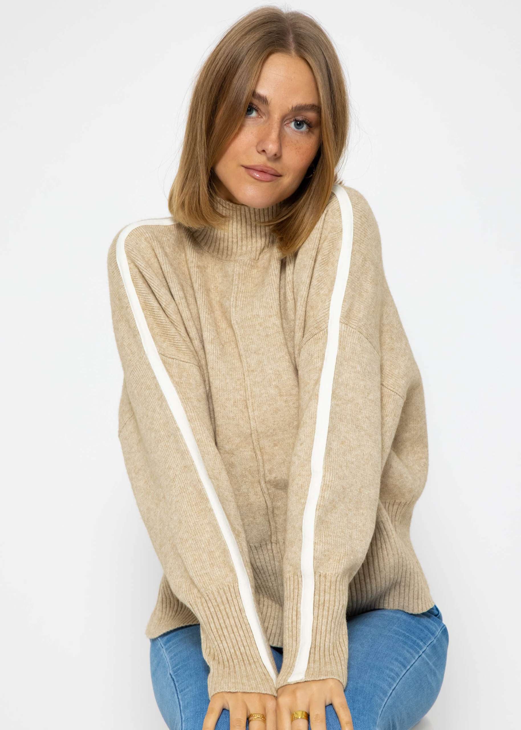 Knitted jumper with light stripes - beige