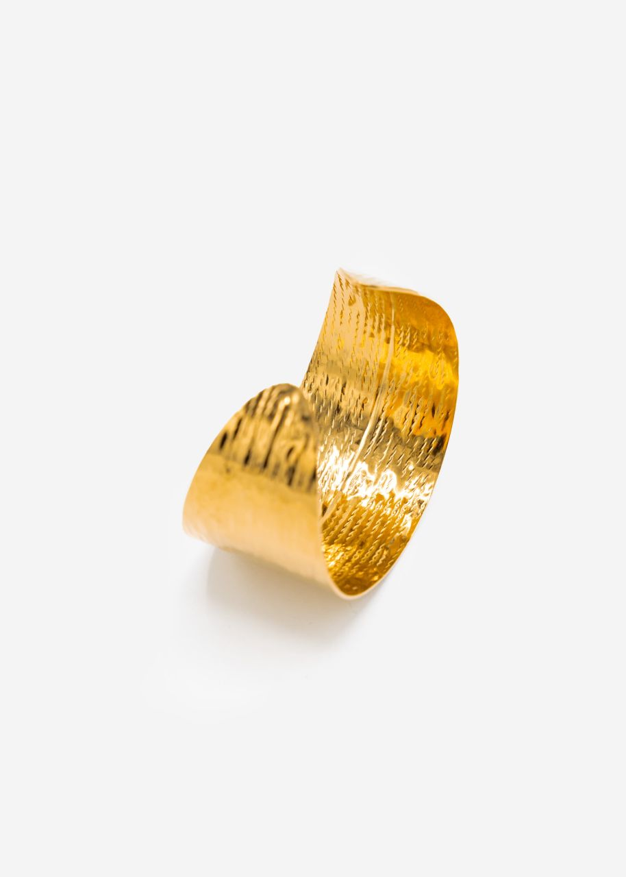 Wide bangle with structure - gold