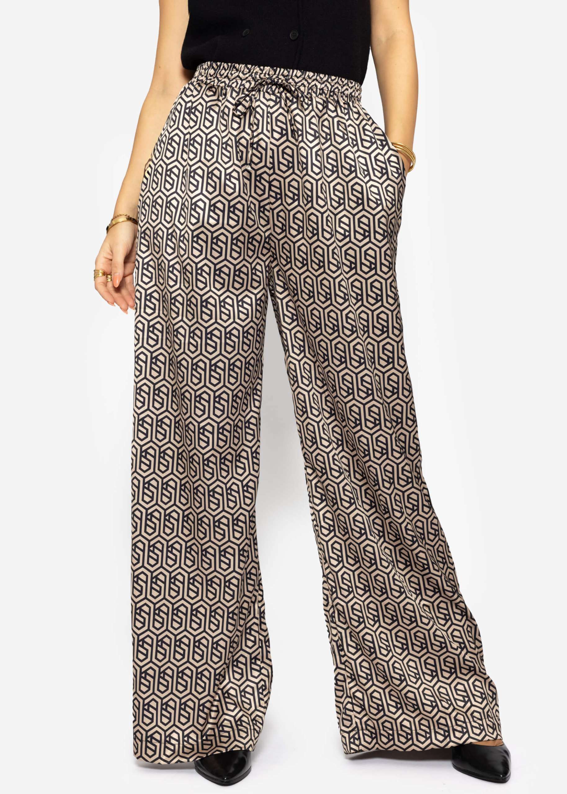 Wide trousers with geometric print and elastic waistband - beige