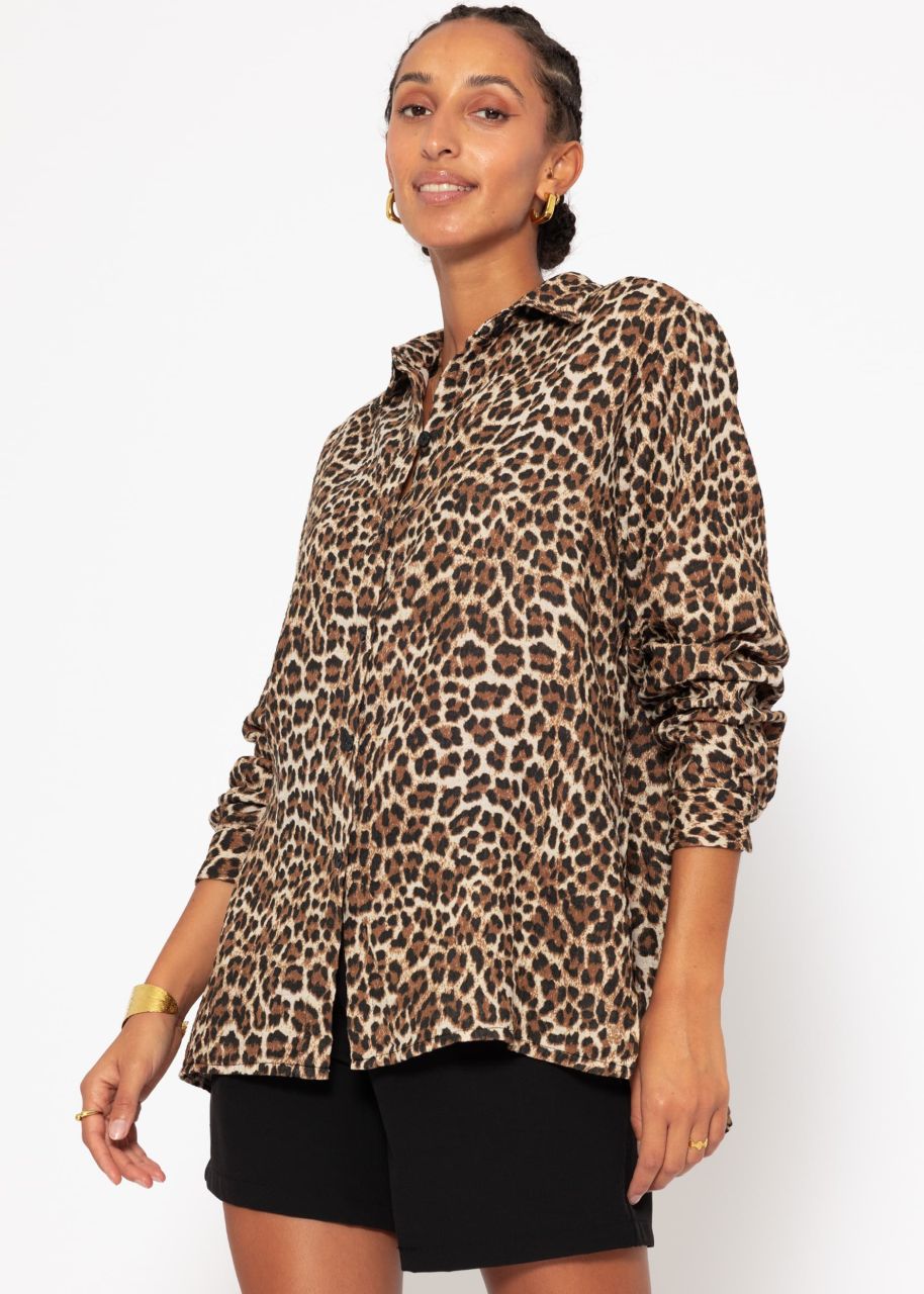 Classic cut blouse in muslin with leo print - brown