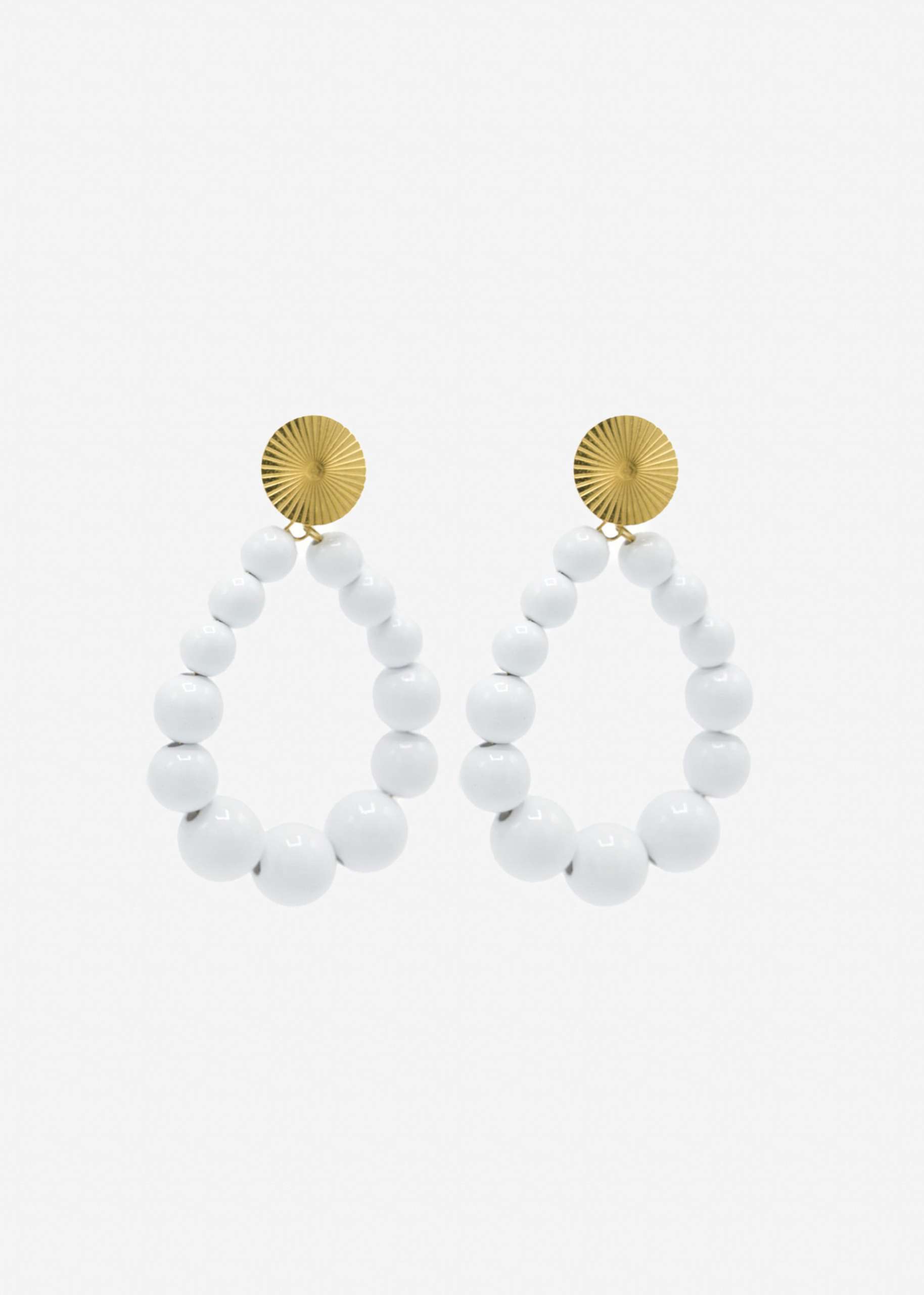 Gold stud earrings with pearls - white