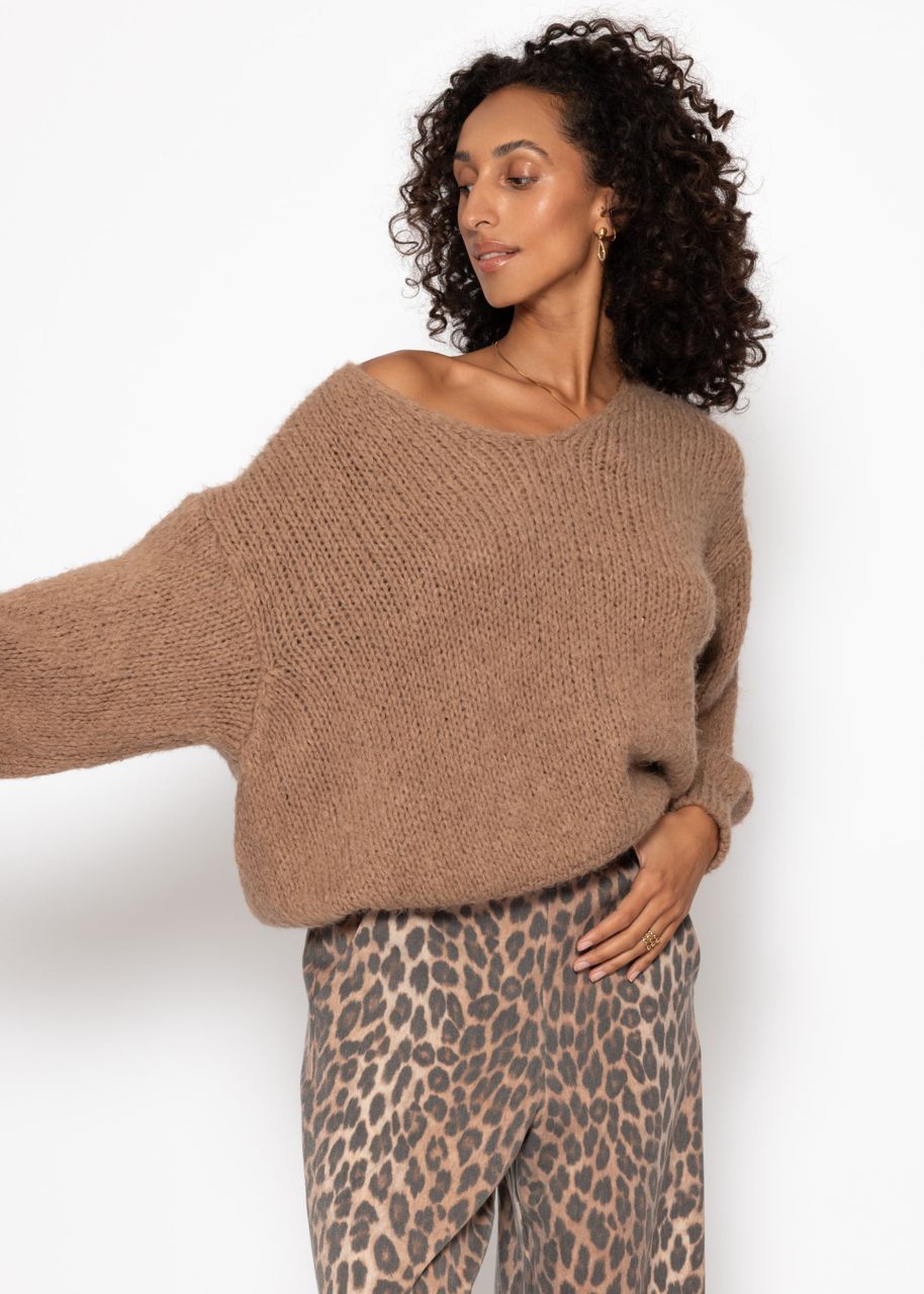 Oversized sweater with V-neck - light brown
