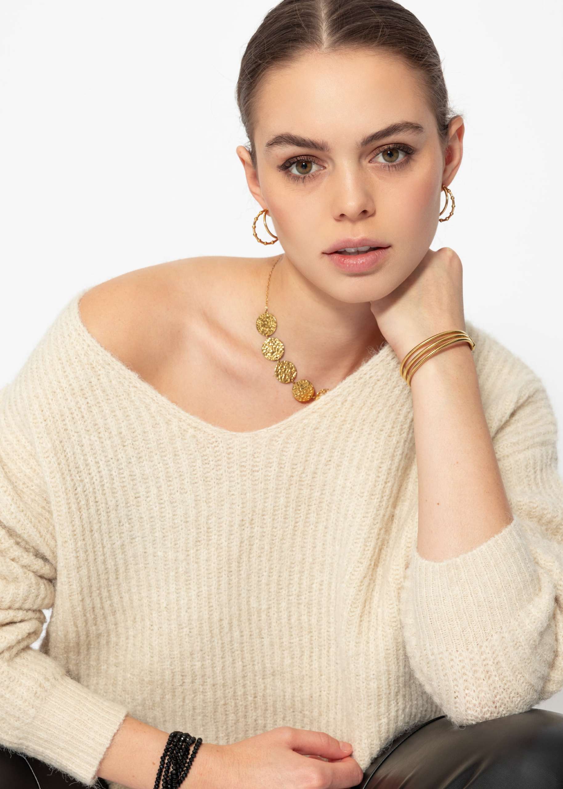 Ribbed jumper with V-neck - beige