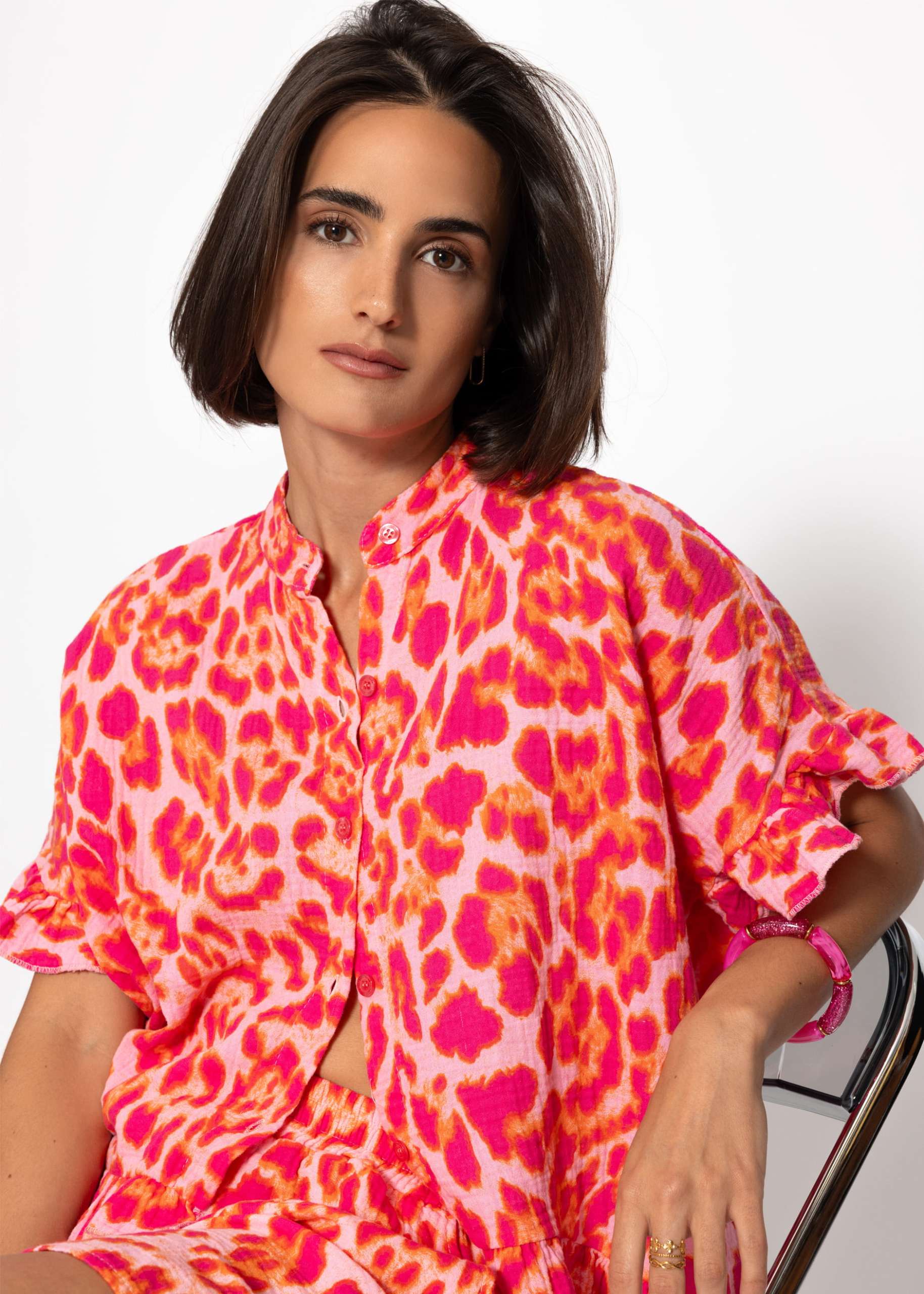 Muslin blouse in leo print with ruffled hem - pink