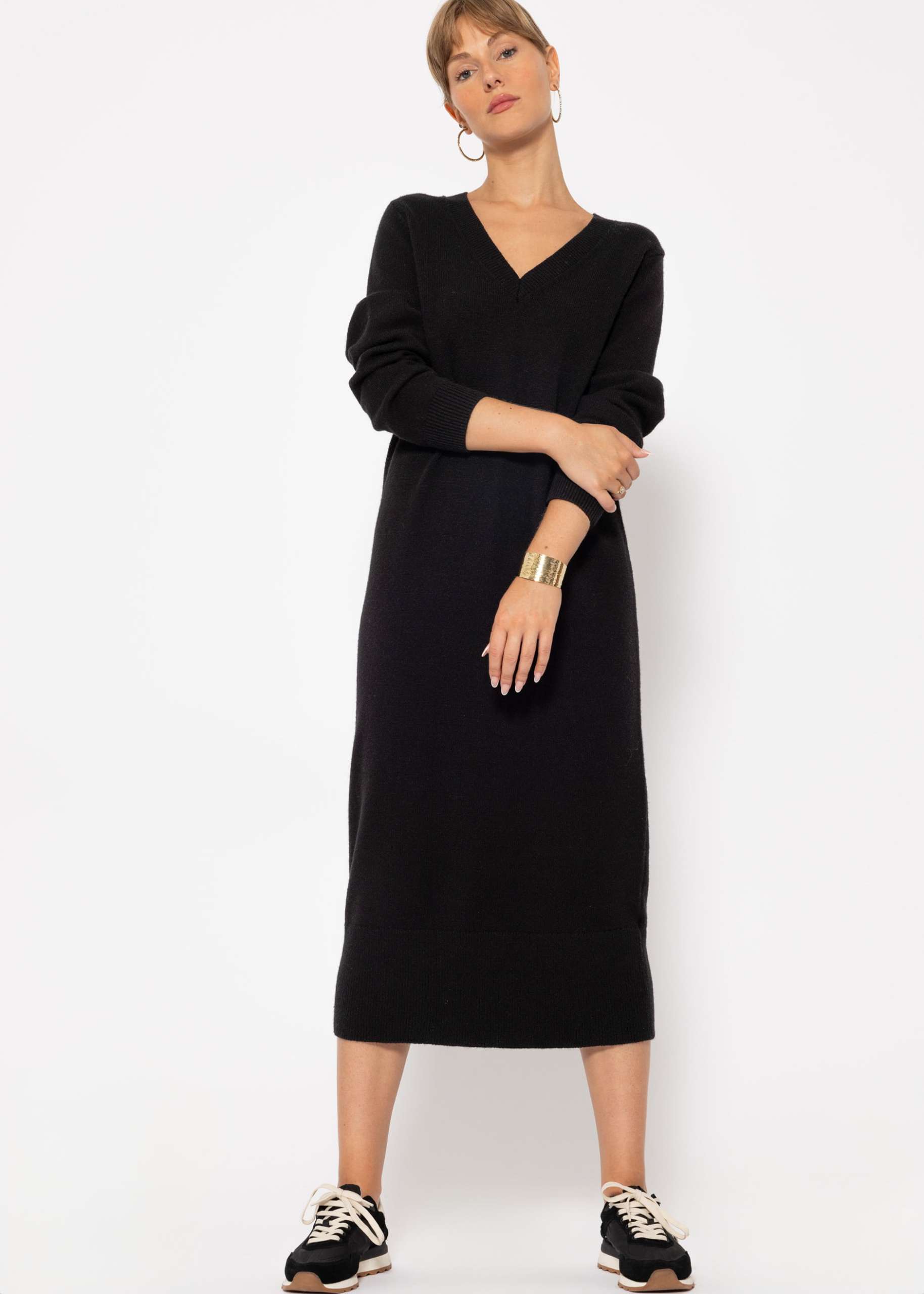 Long knitted dress with V-neck - black