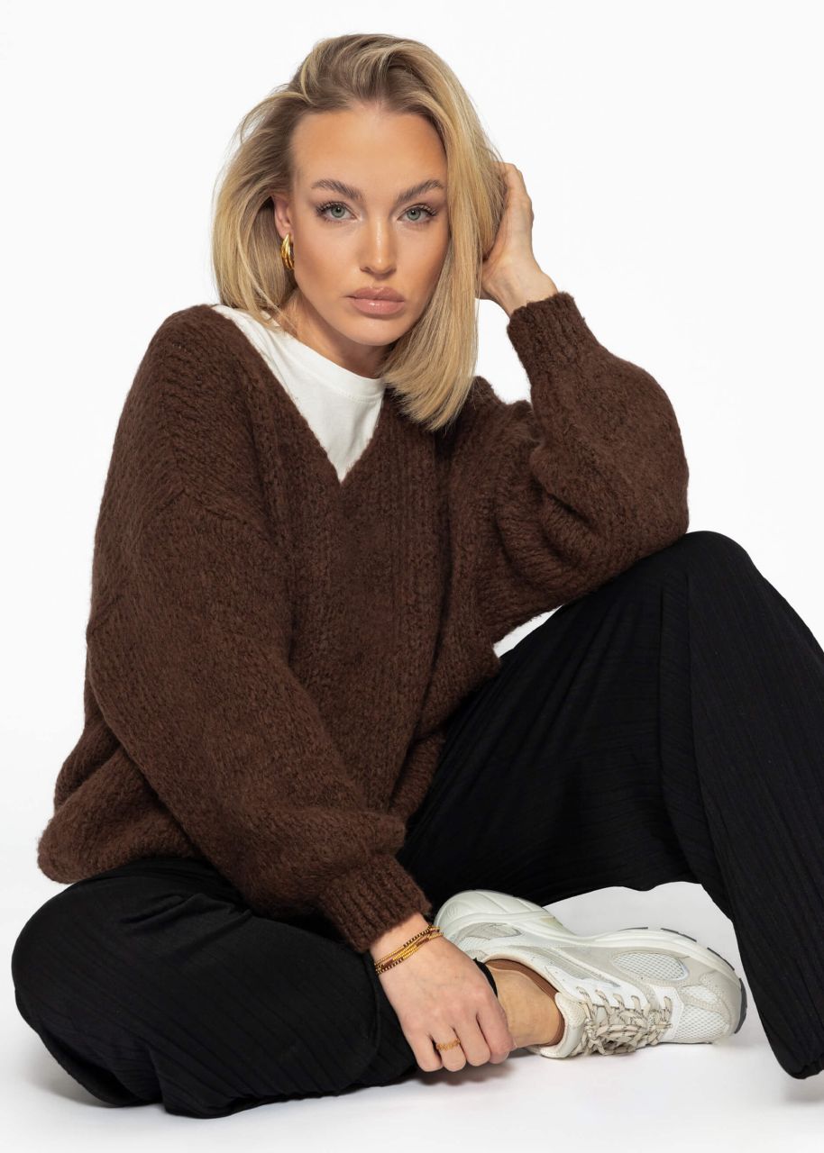 Oversized sweater with V-neck - brown