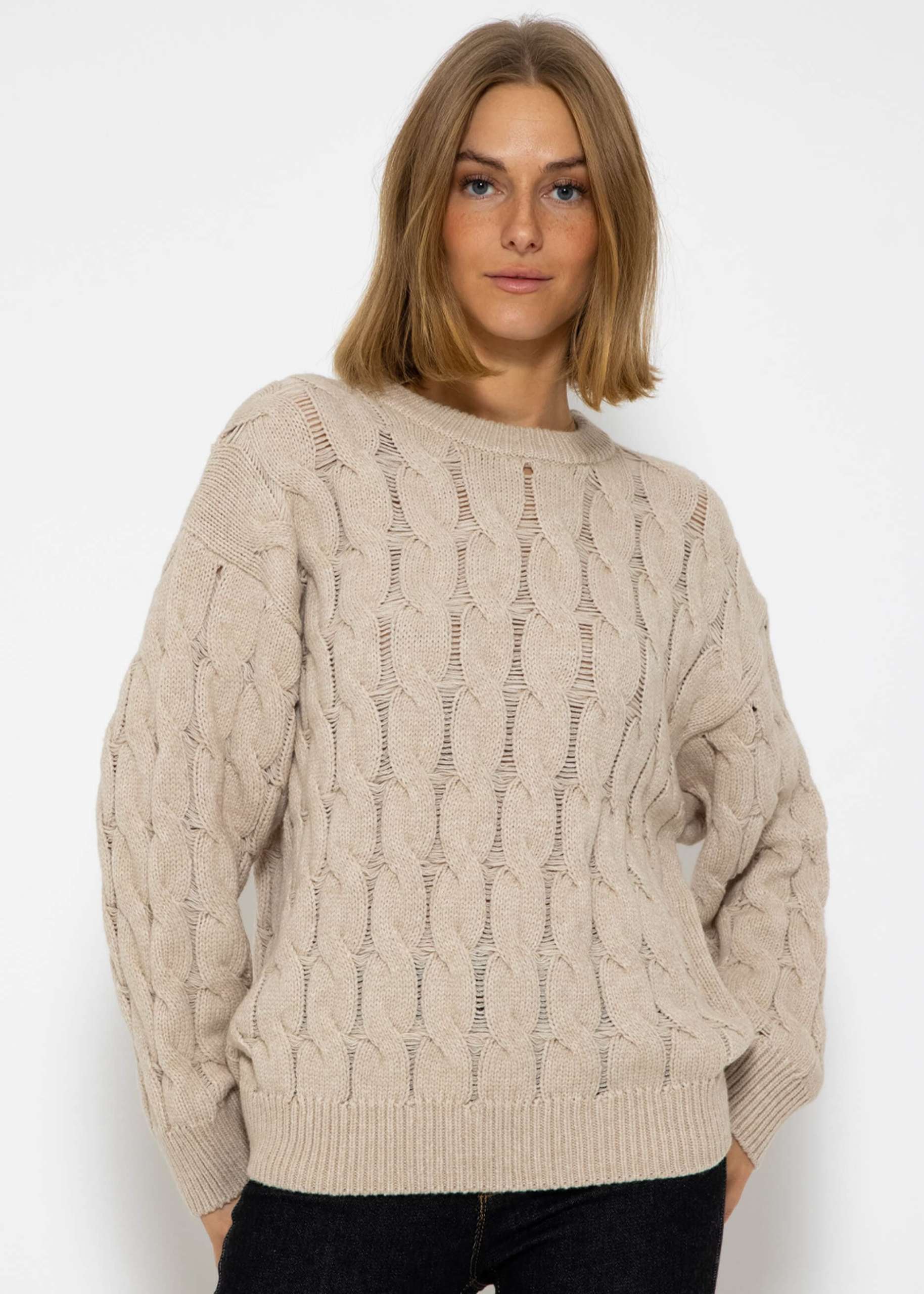 Knitted jumper with cable stitch - beige