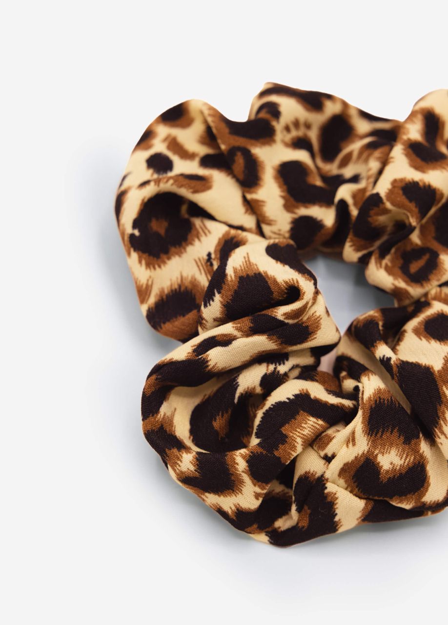 Satin scrunchie in leo print - brown