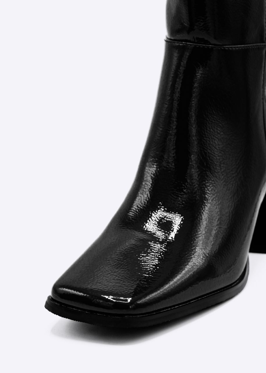 Lack-Stiefeletten mit eckiger Schuhspitze, schwarz