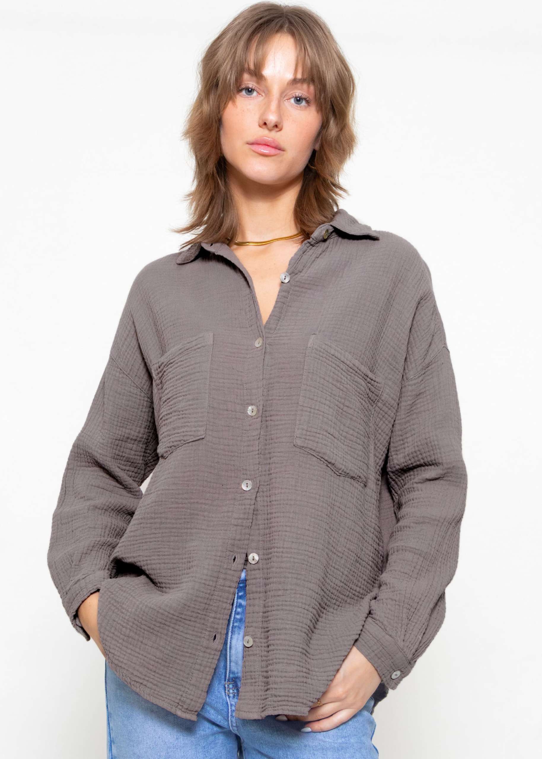 Oversize muslin blouse with breast pockets - taupe