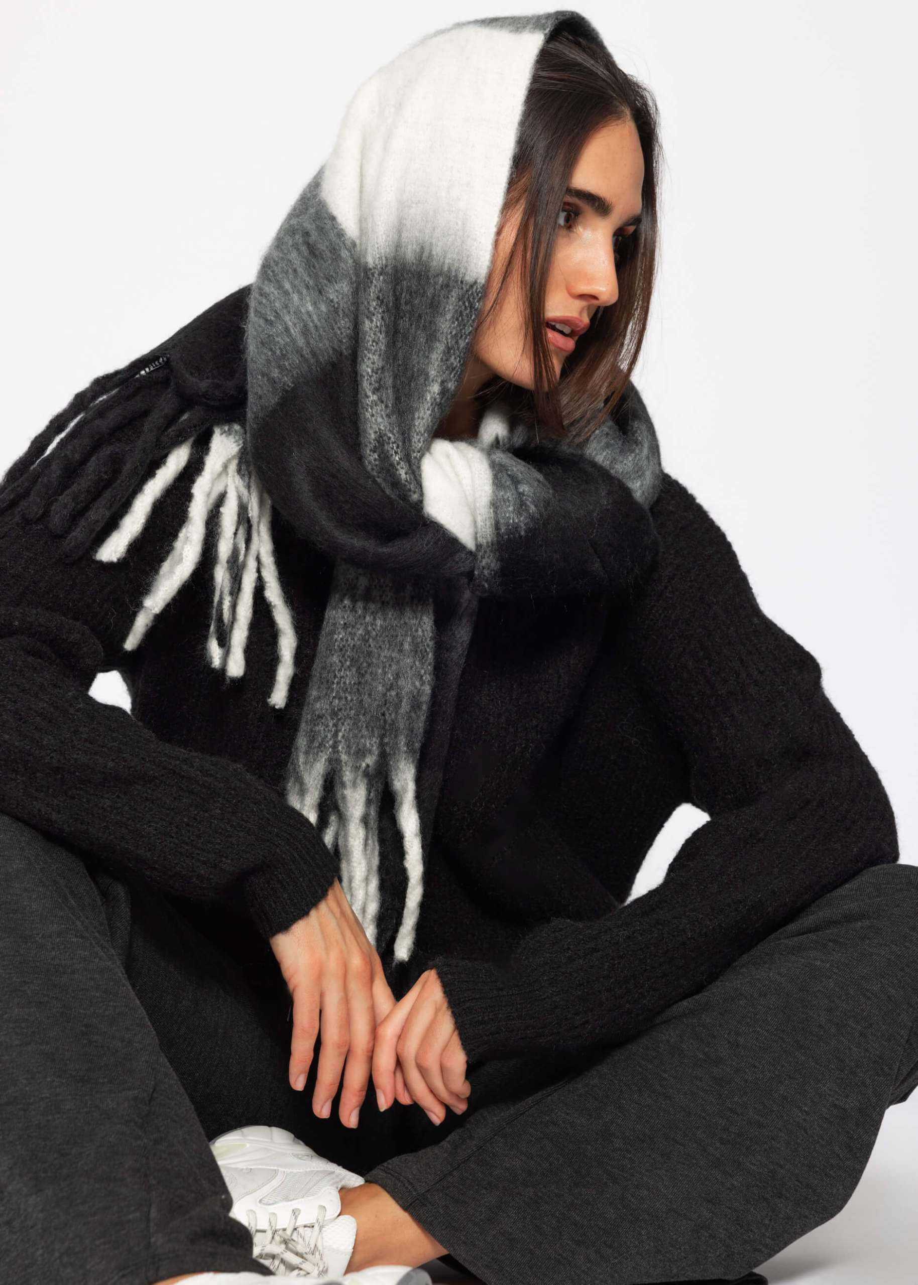 Checked fluffy scarf - black-white-grey