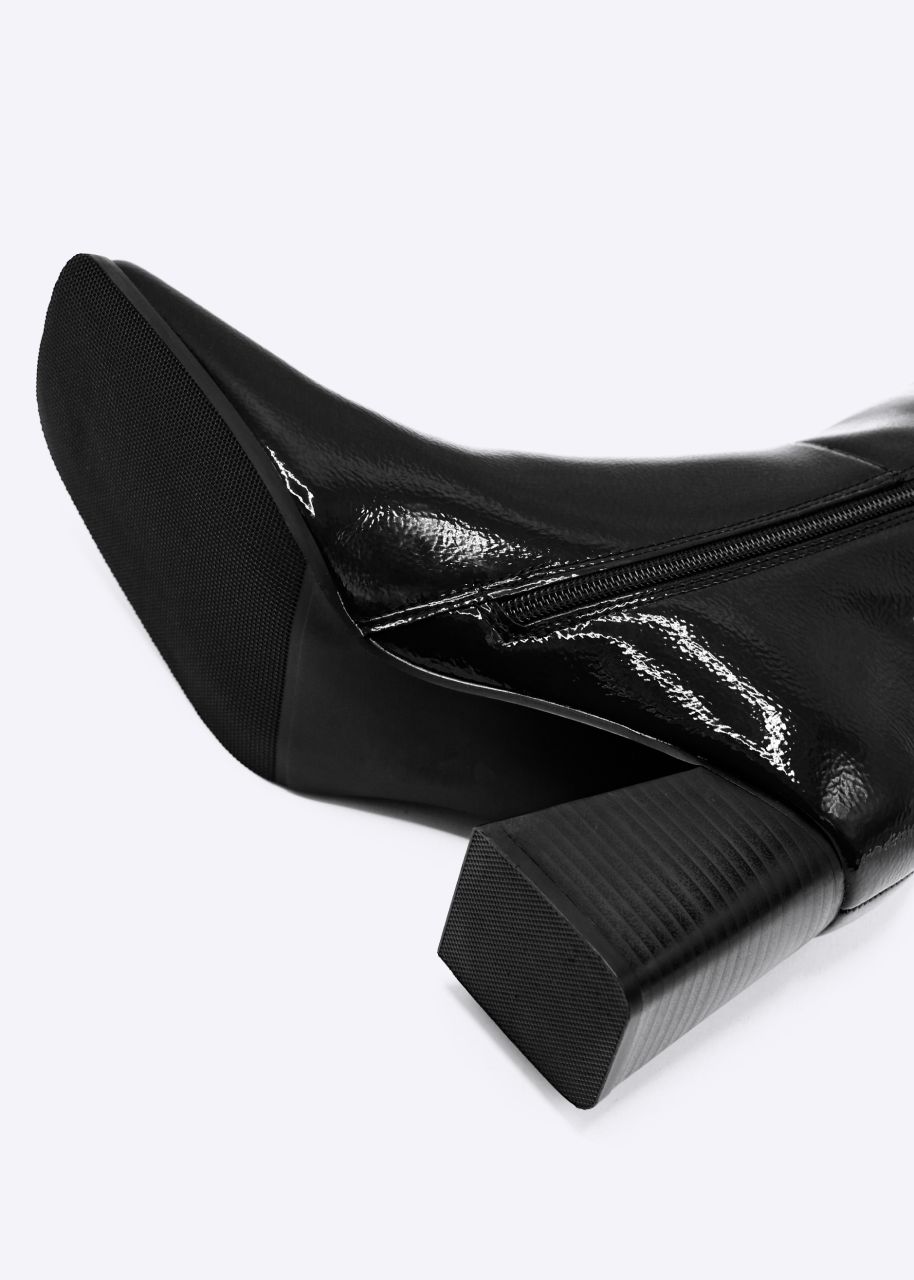Lack-Stiefeletten mit eckiger Schuhspitze, schwarz