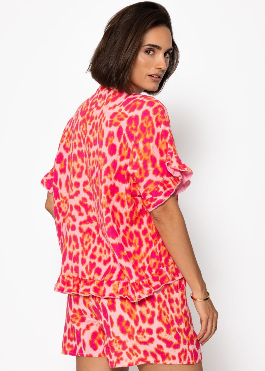 Muslin blouse in leo print with ruffled hem - pink