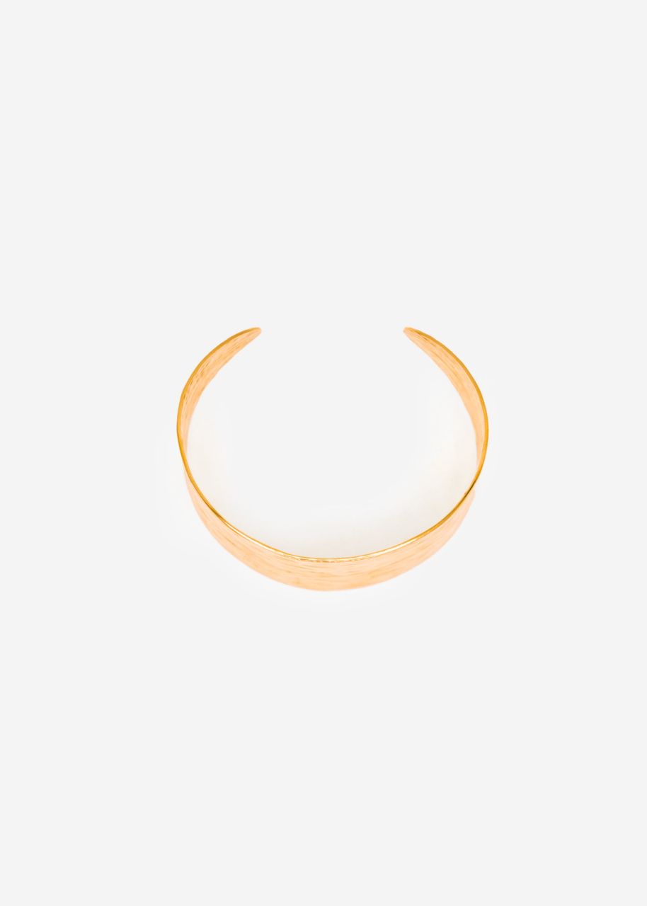 Wide bangle with structure - gold