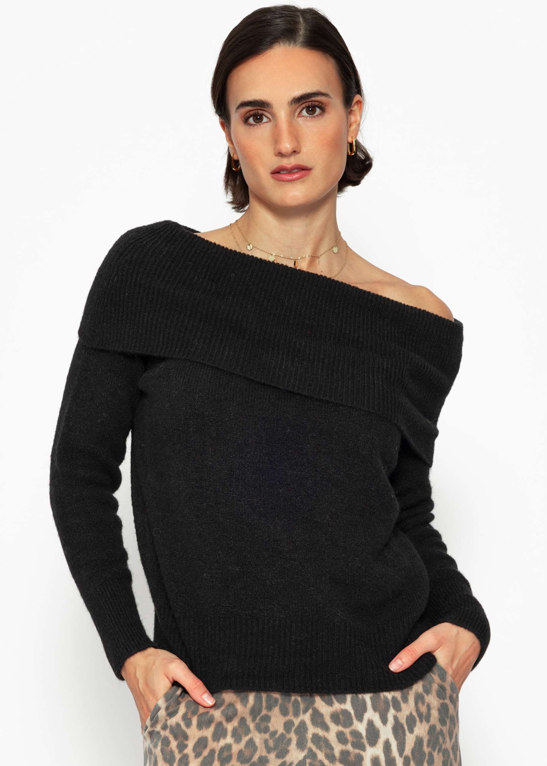 Off-the-shoulder sweater - black