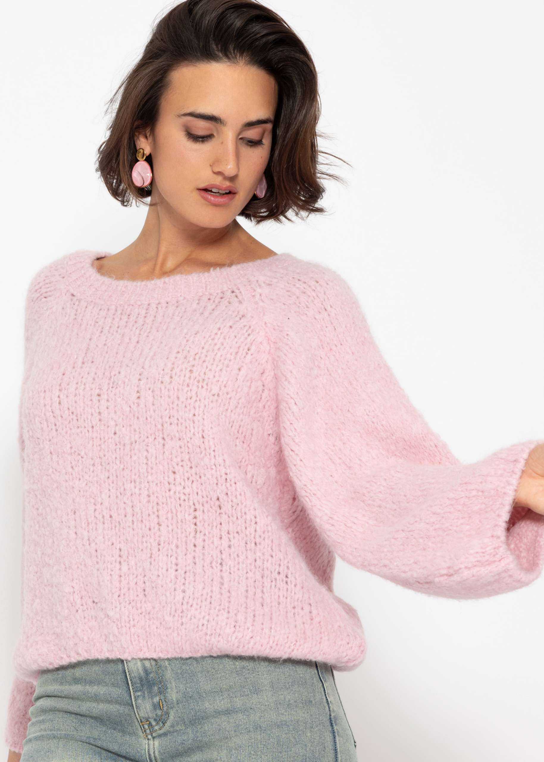 Sweater with a wide round neckline - pink