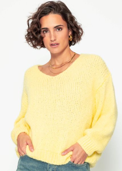 Oversized sweater with V-neck - yellow