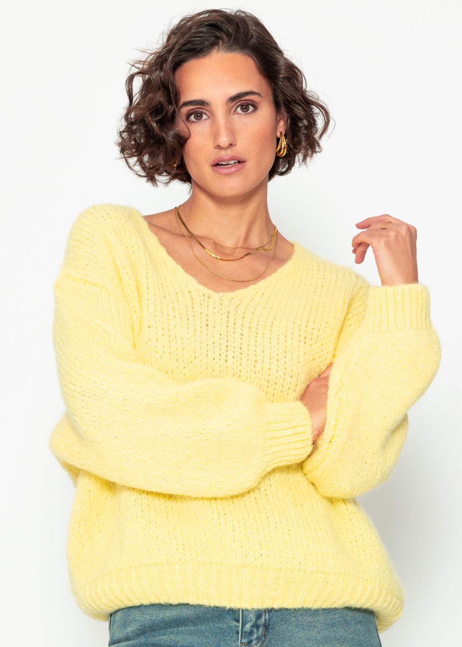 Oversized sweater with V-neck - yellow