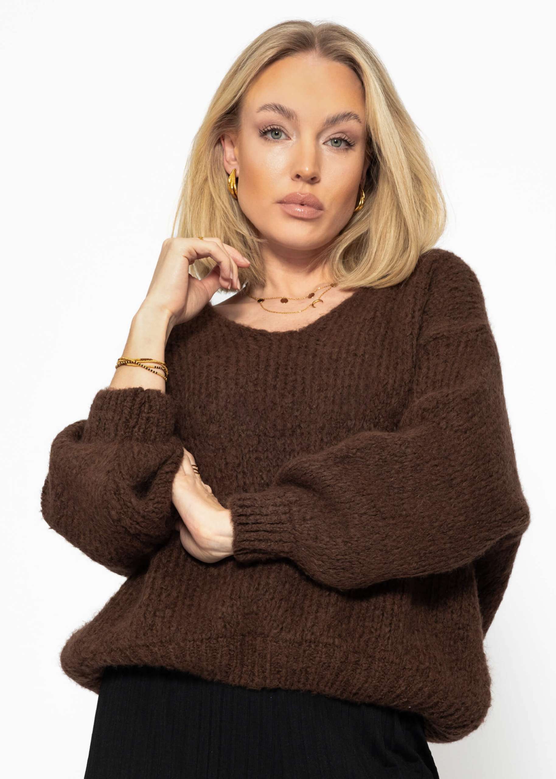 Oversized sweater with V-neck - brown