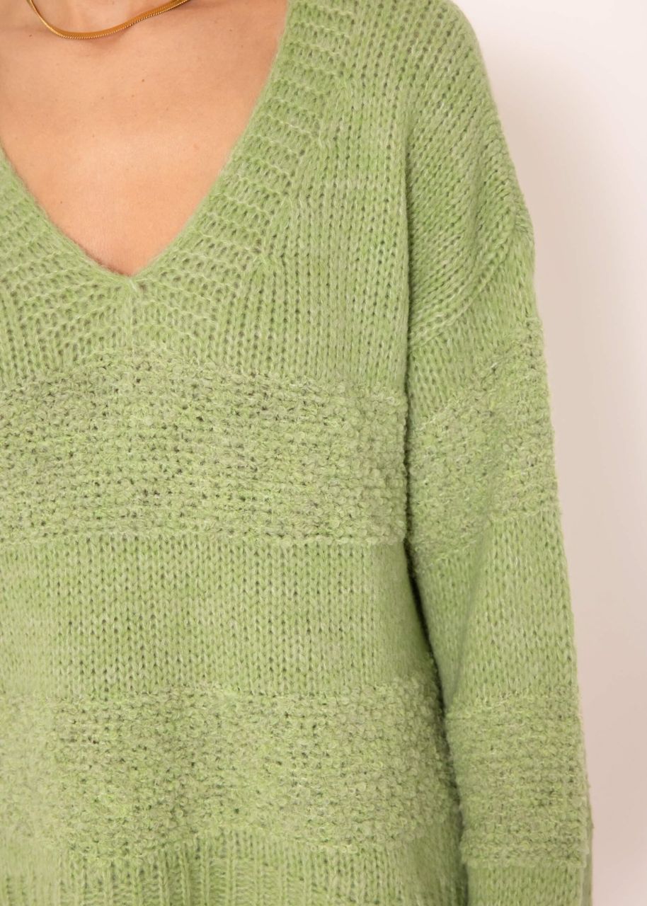Knitted jumper with V-neck - green
