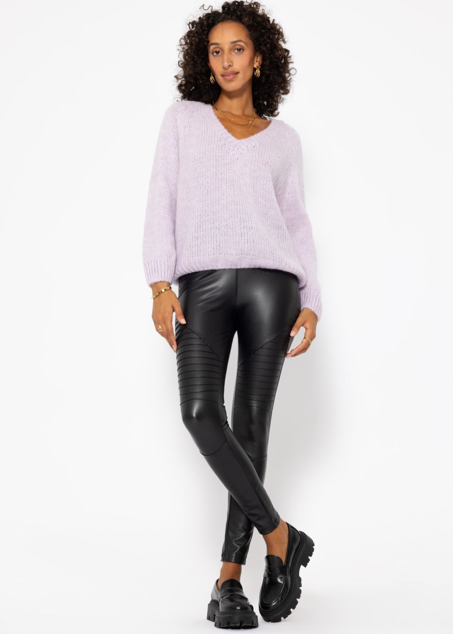 Classic knitted jumper with V-neck and trim - lilac