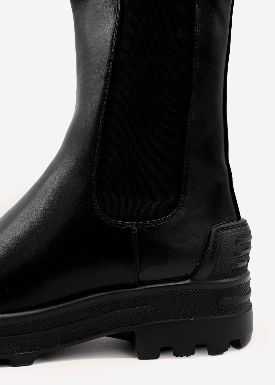 Combat boots with accentuated cap, black