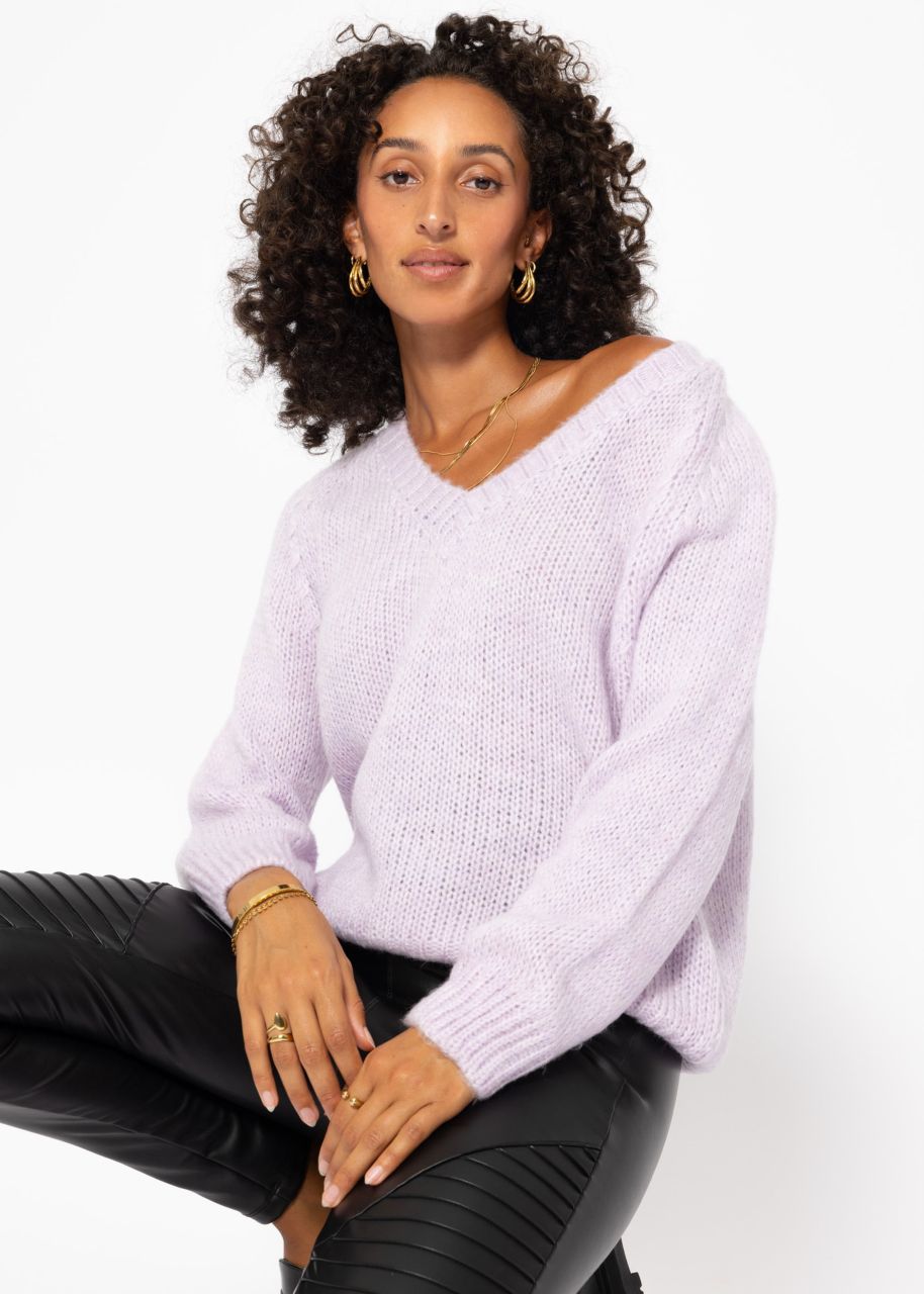 Classic knitted jumper with V-neck and trim - lilac