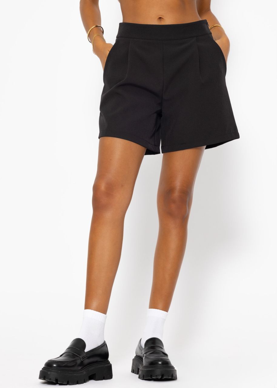 Shorts with pleats - black