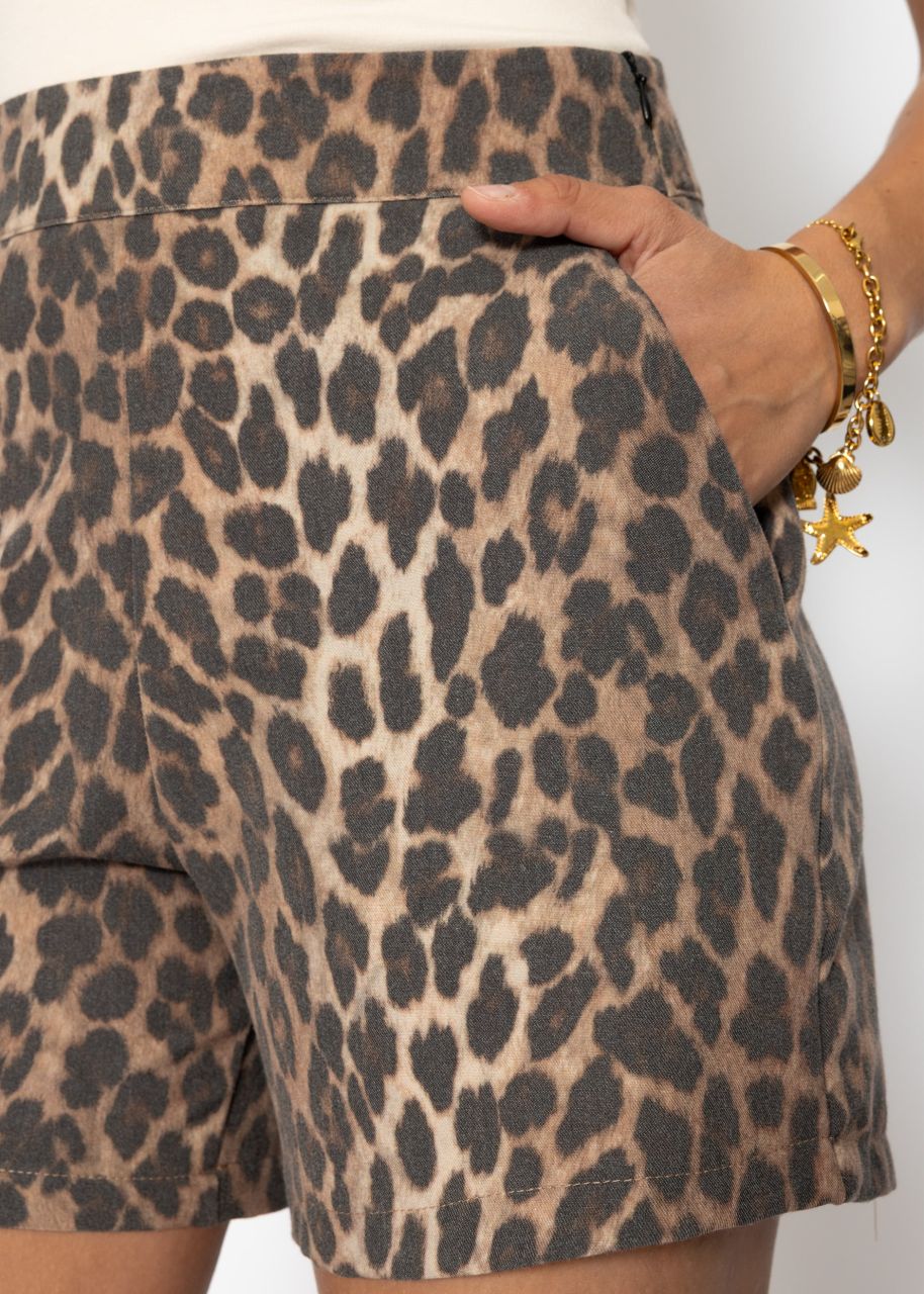Elegant shorts with leo print - brown