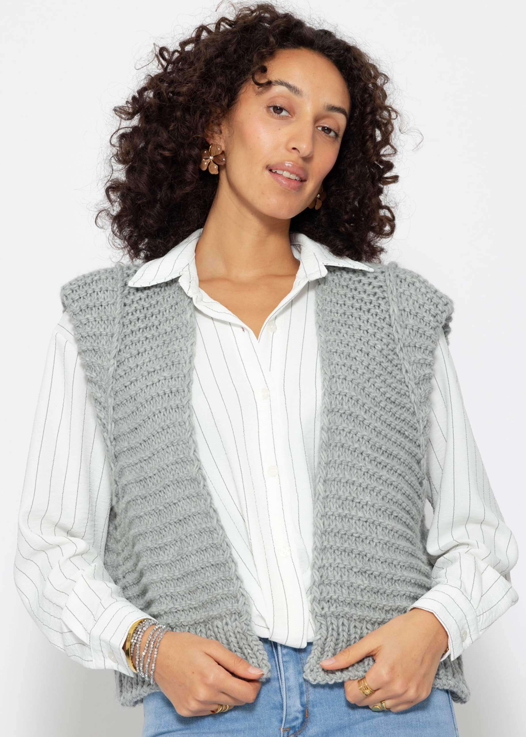 Sleeveless knitted vest with structured shoulders - light gray