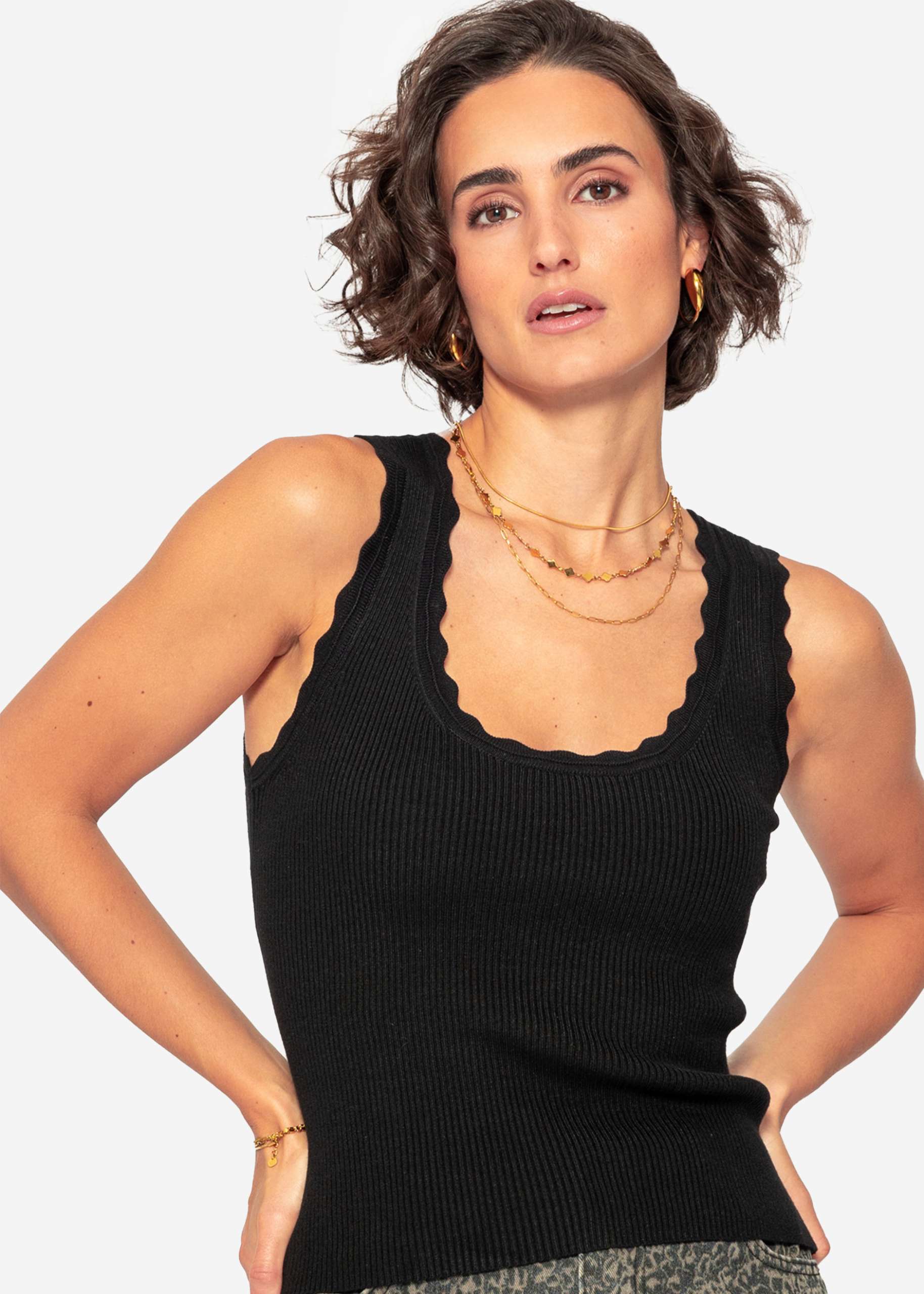 Tank top with scalloped edge - black